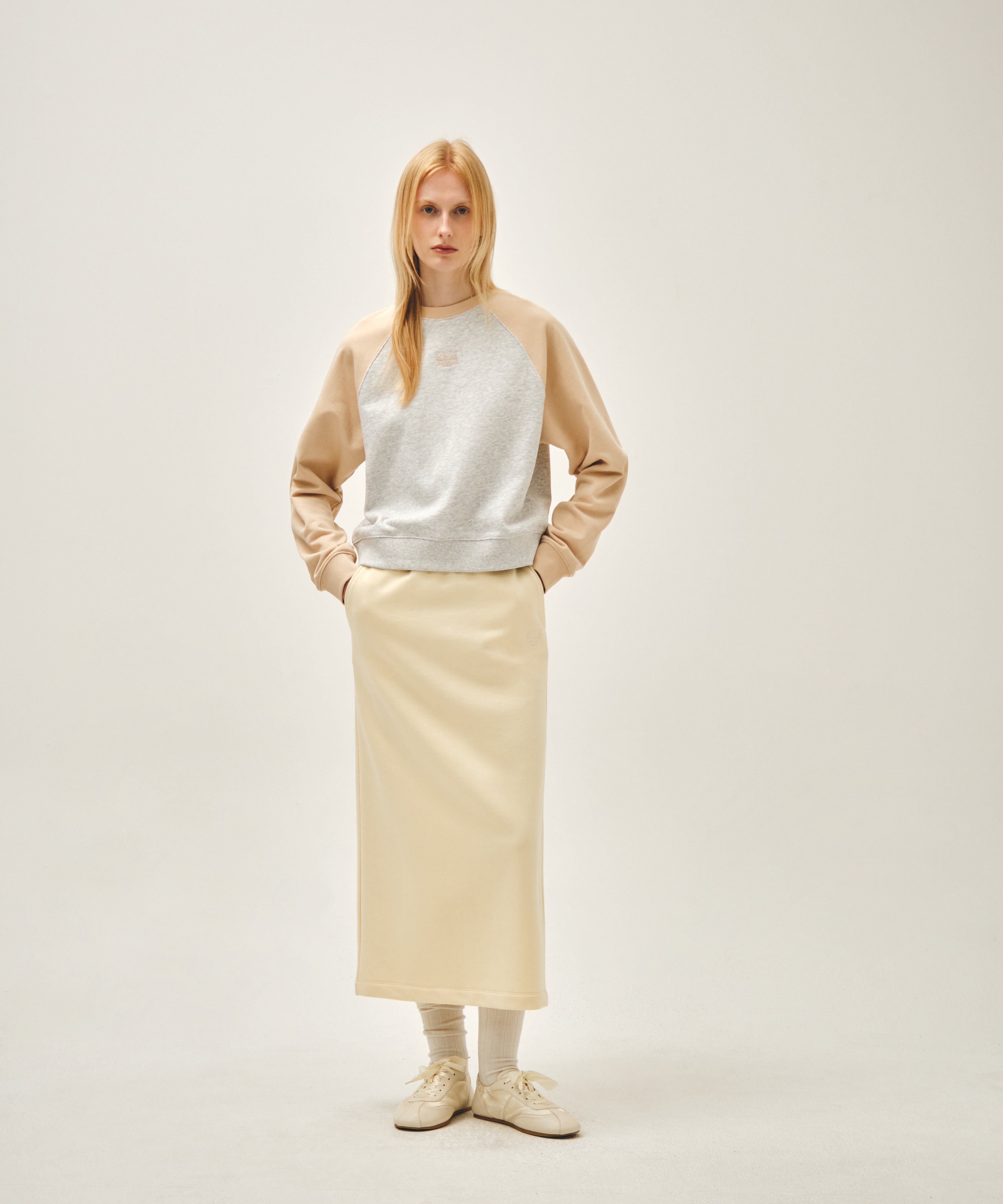 W BLOCK CLASSIC LOGO RAGLAN CROP SWEATSHIRT