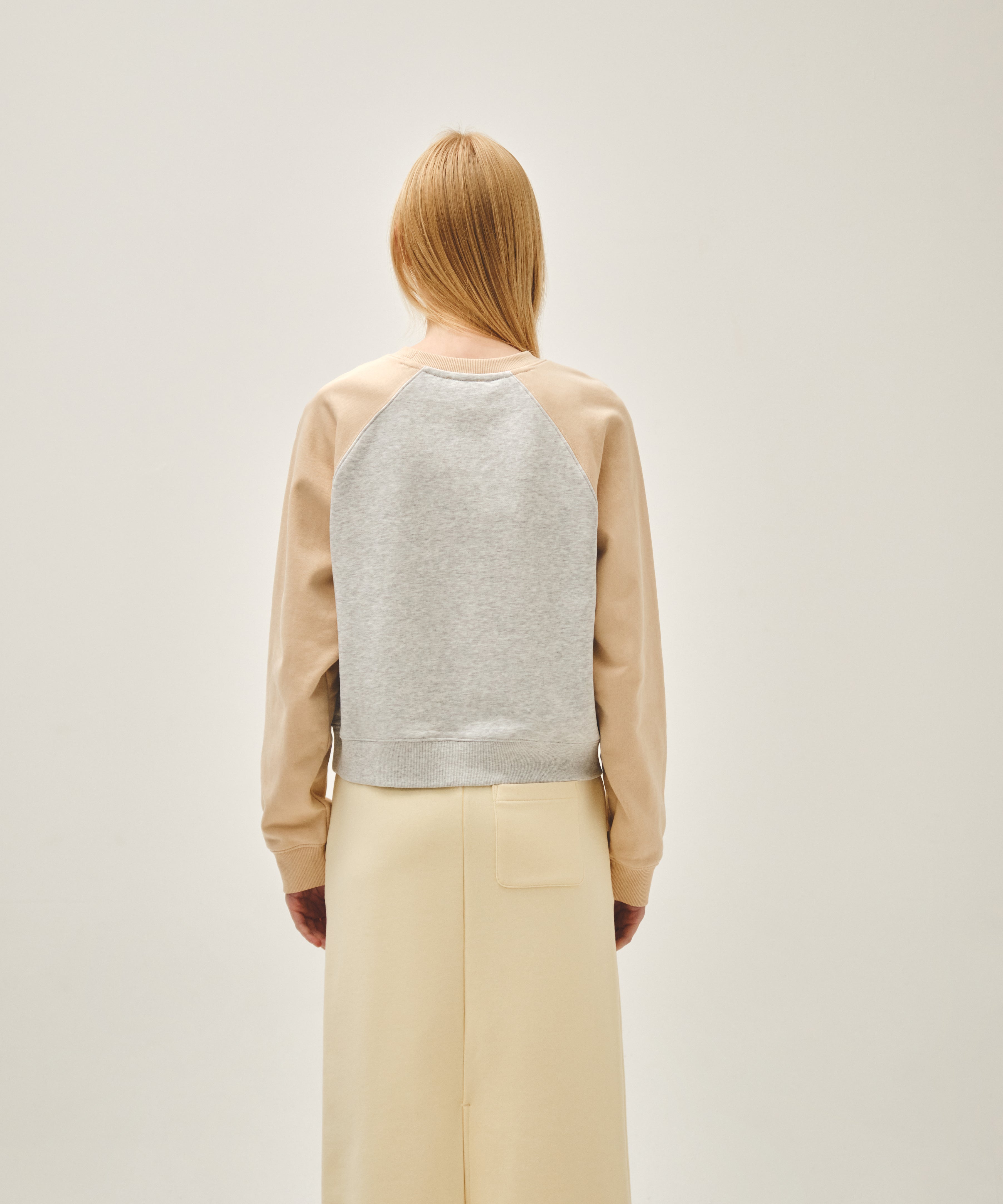 W BLOCK CLASSIC LOGO RAGLAN CROP SWEATSHIRT