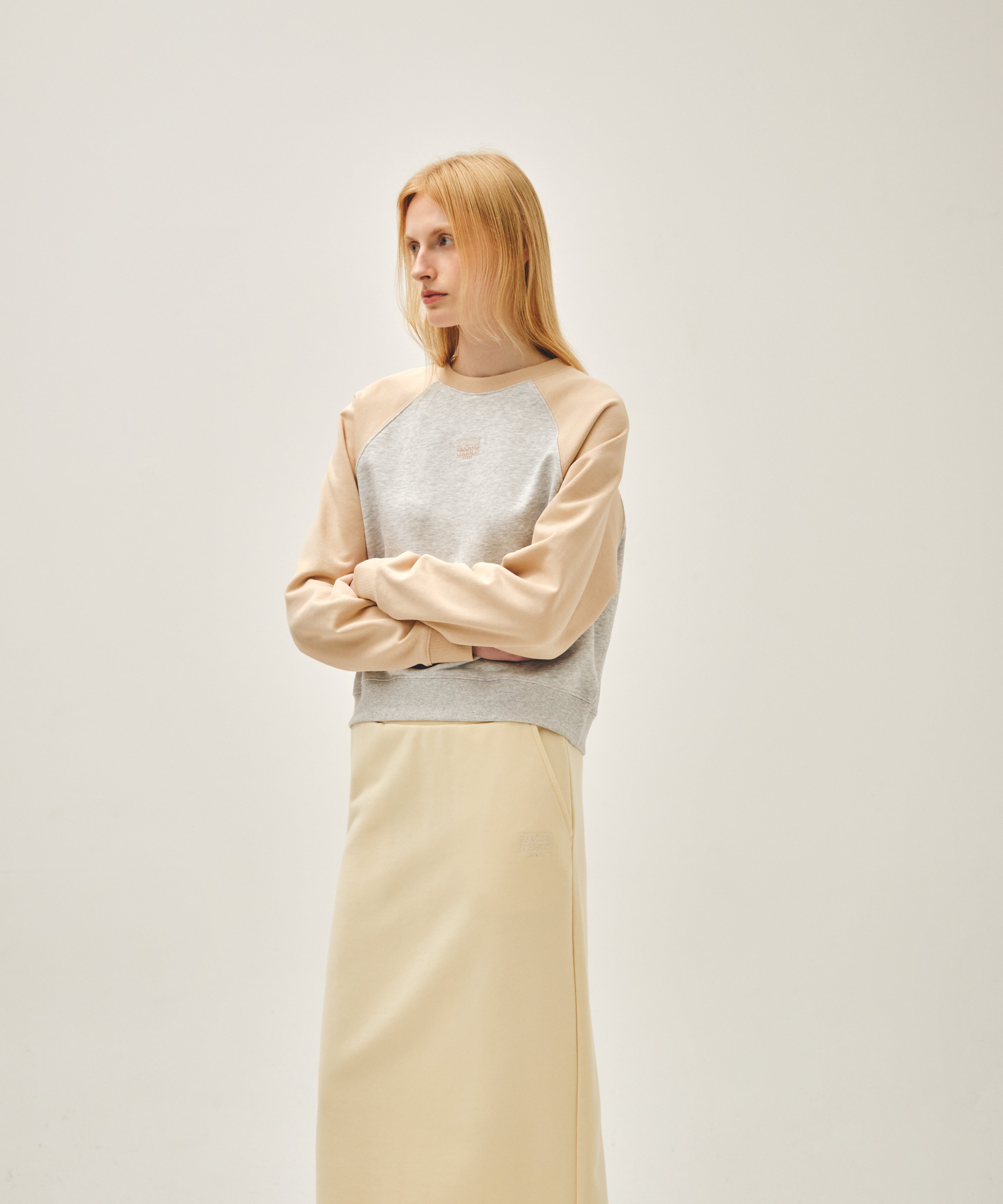 W BLOCK CLASSIC LOGO RAGLAN CROP SWEATSHIRT