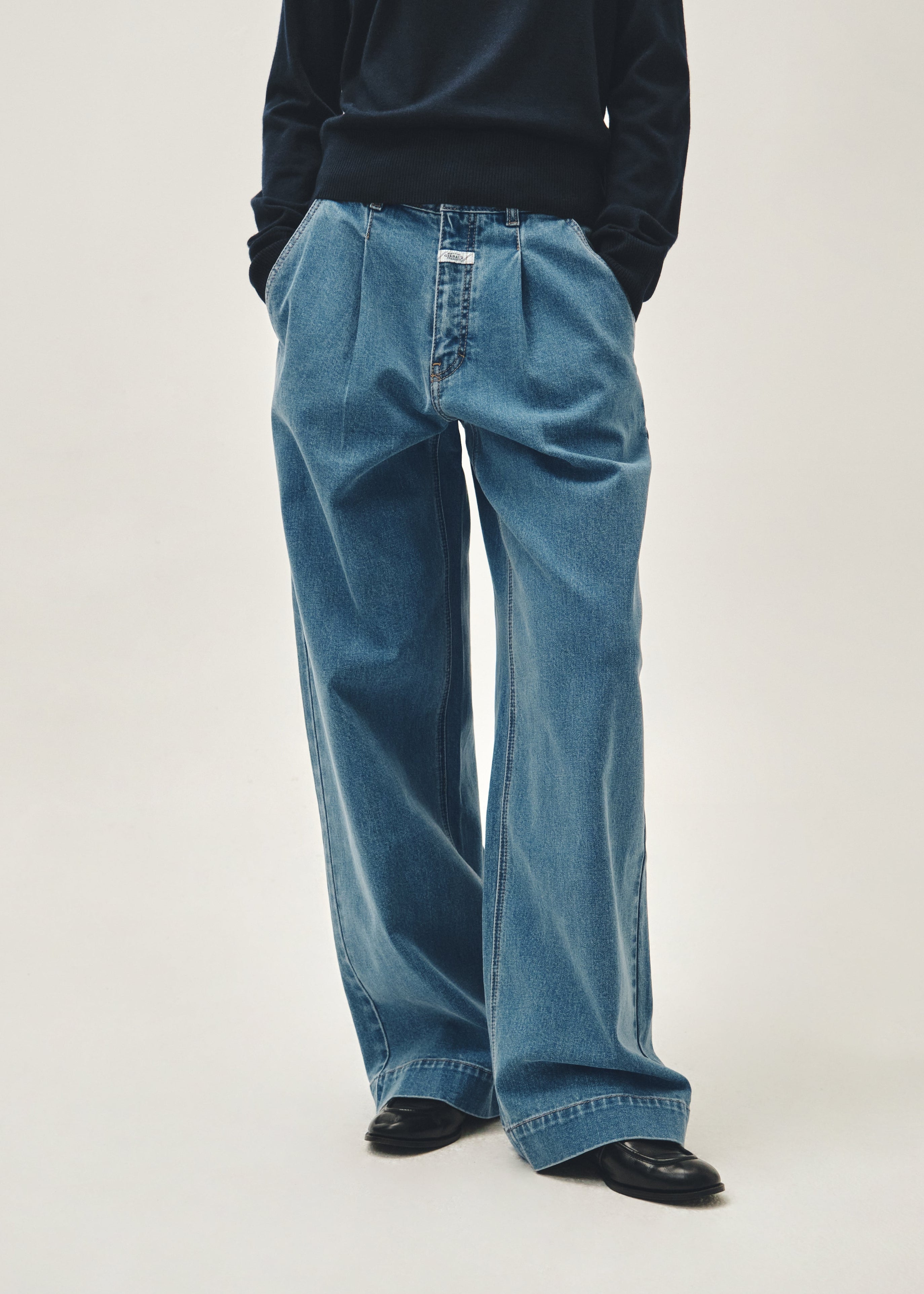 W LOW-WAIST TUCK WIDE DENIM PANTS