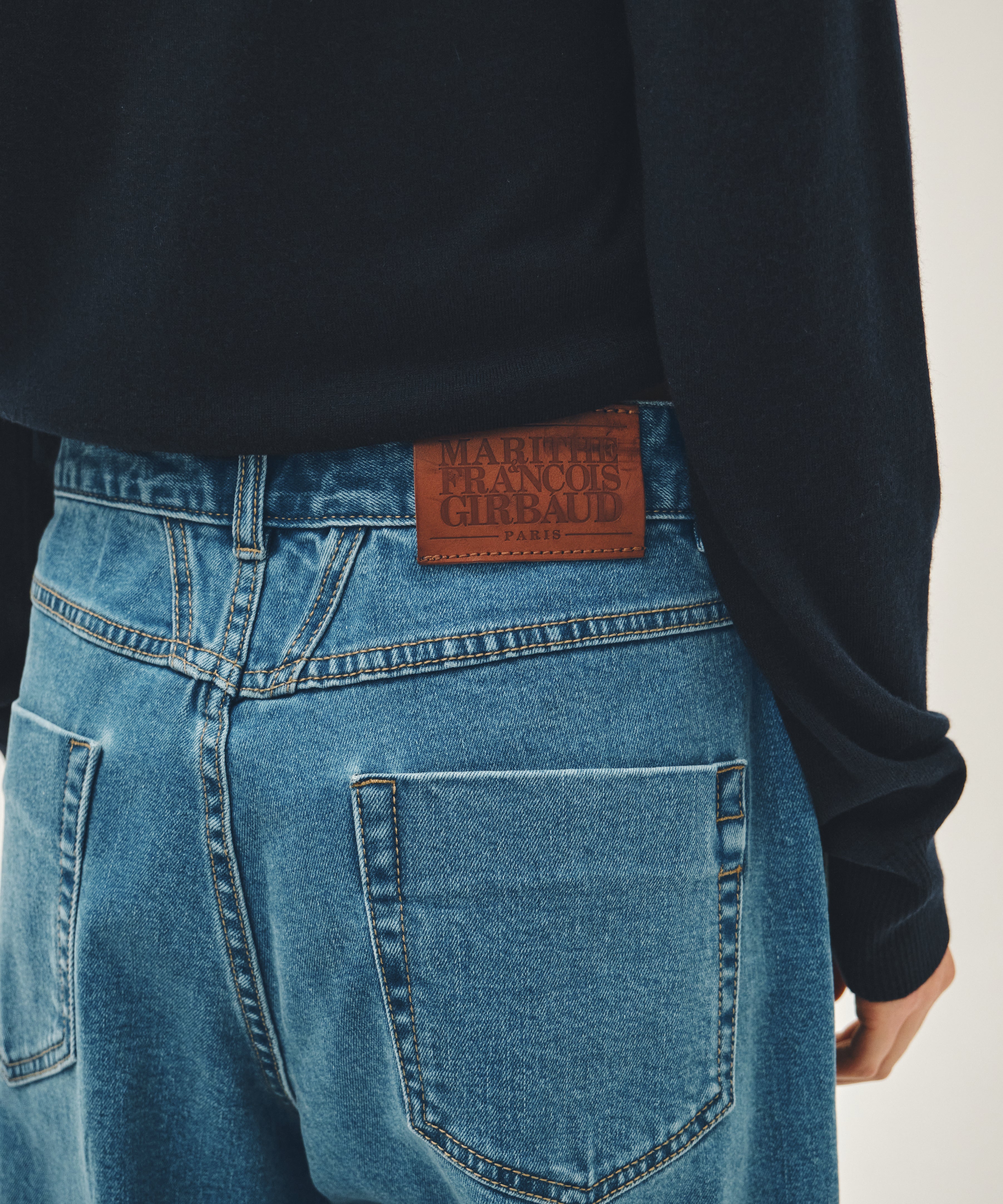W LOW-WAIST TUCK WIDE DENIM PANTS