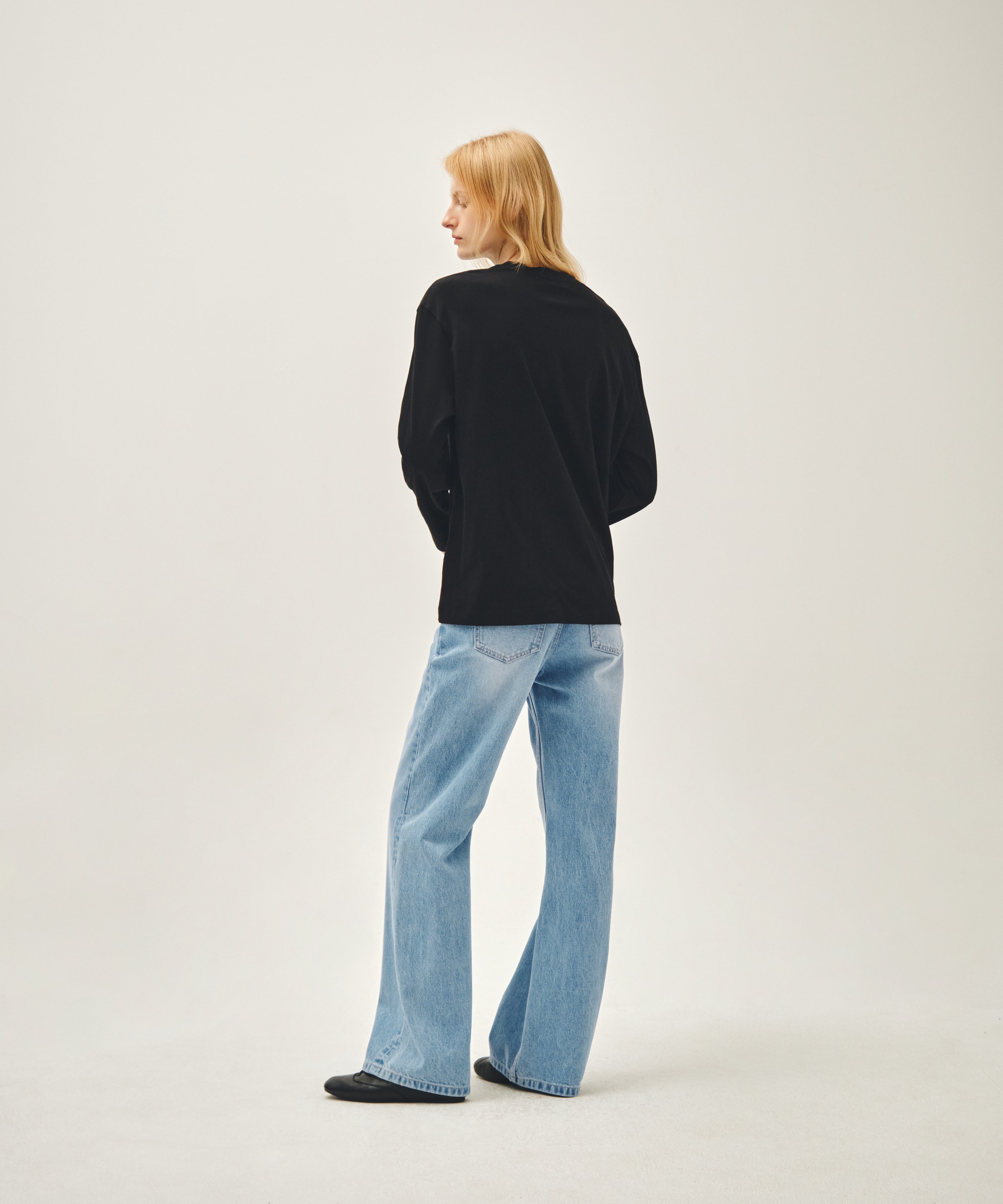 W RELAXED FIT BOOTS-CUT DENIM PANTS