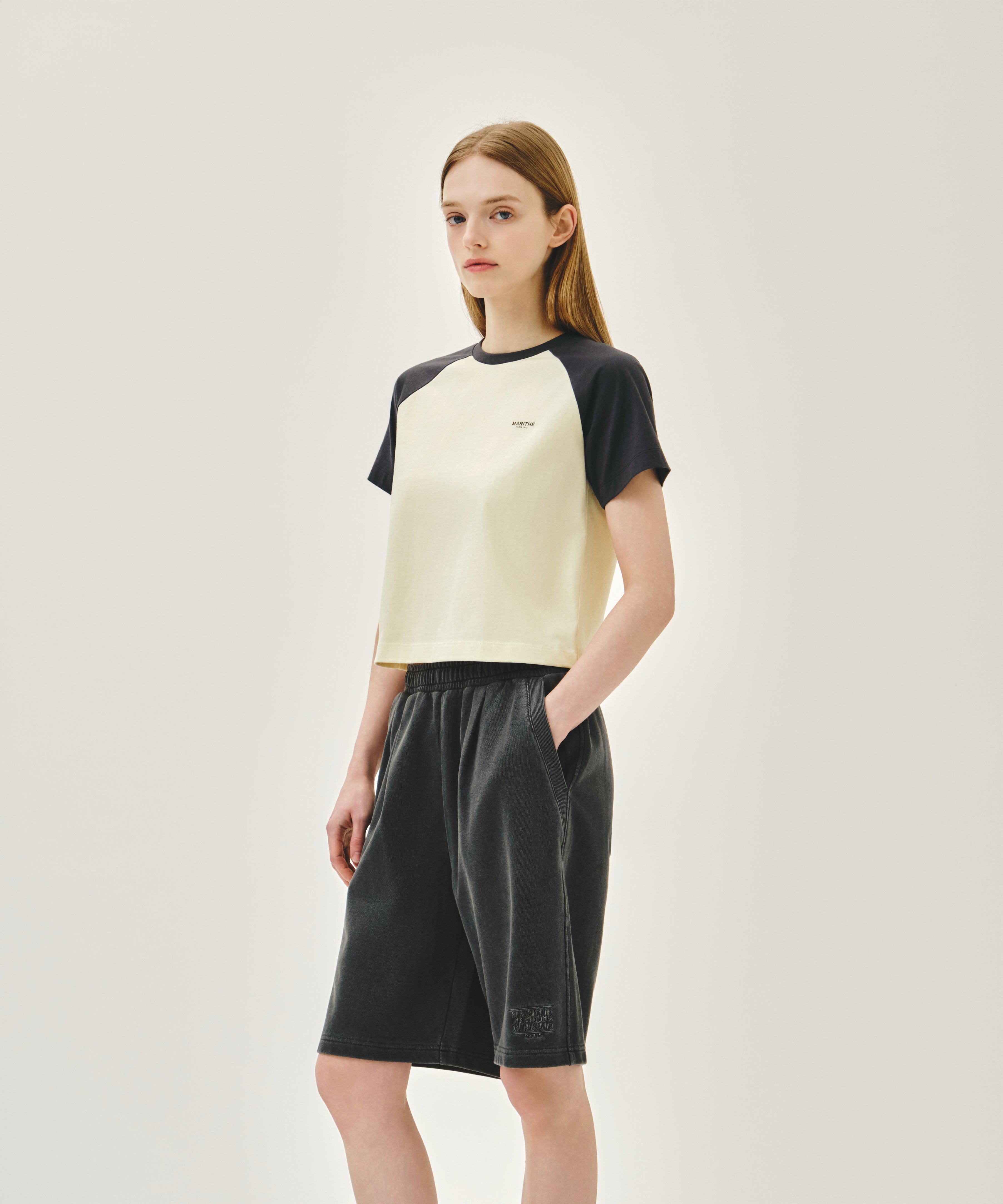 W SMALL REGULAR LOGO RAGLAN CROP TEE