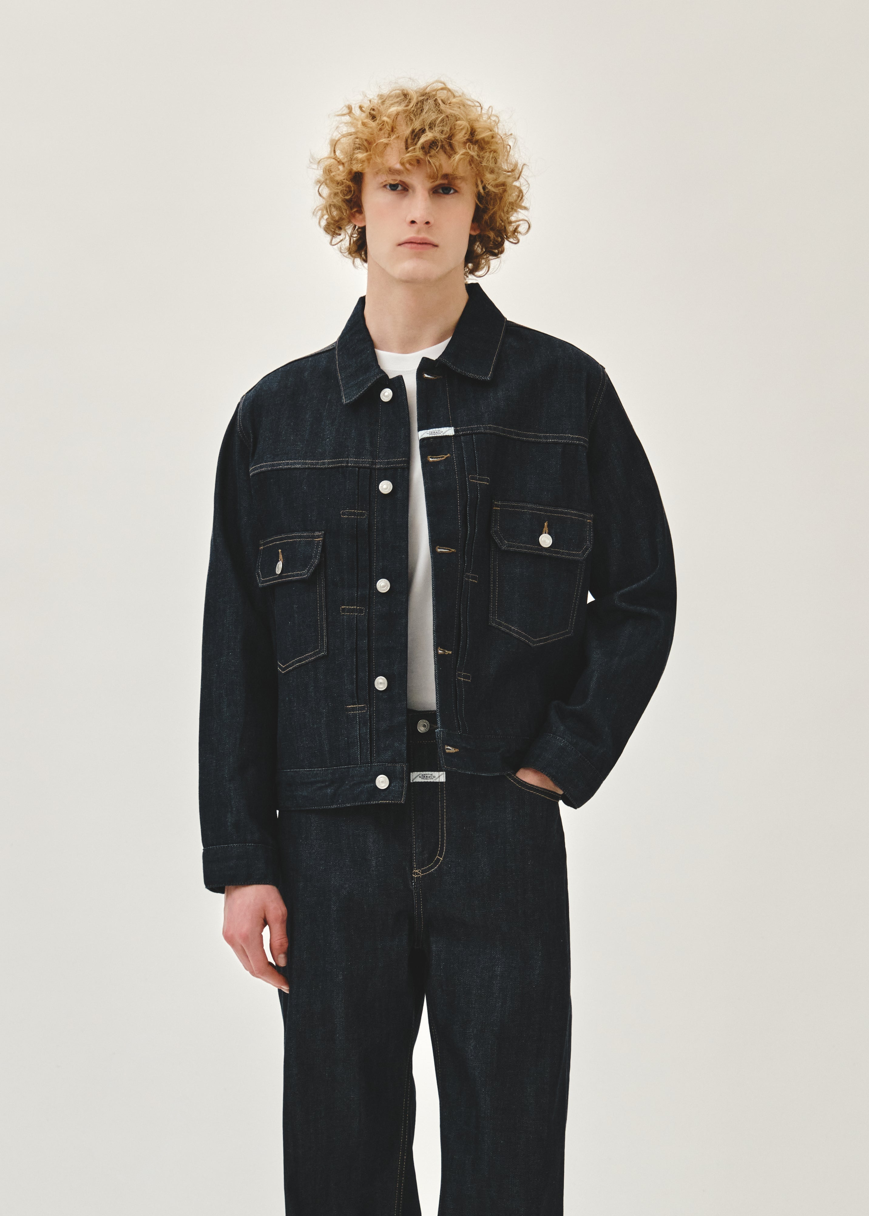 M SELVAGE DENIM TRUCKER JACKET M SELVAGE DENIM TRUCKER JACKET