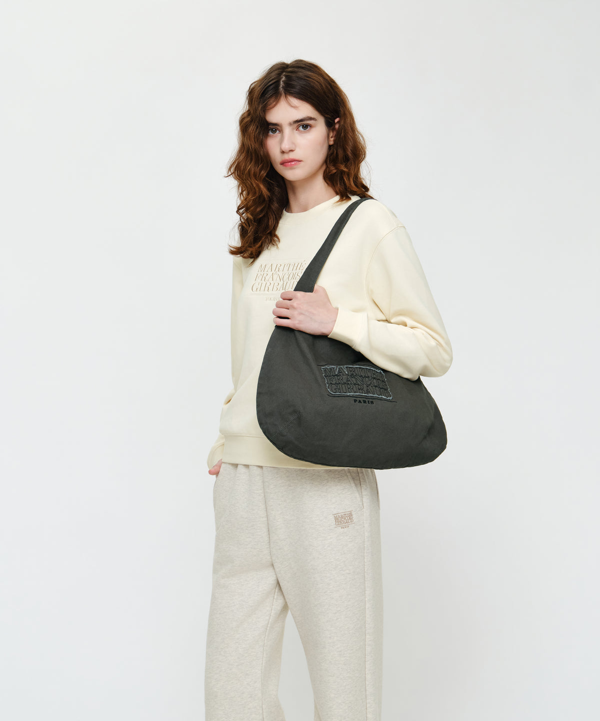 CLASSIC LOGO ROUND ONE SHOULDER BAG