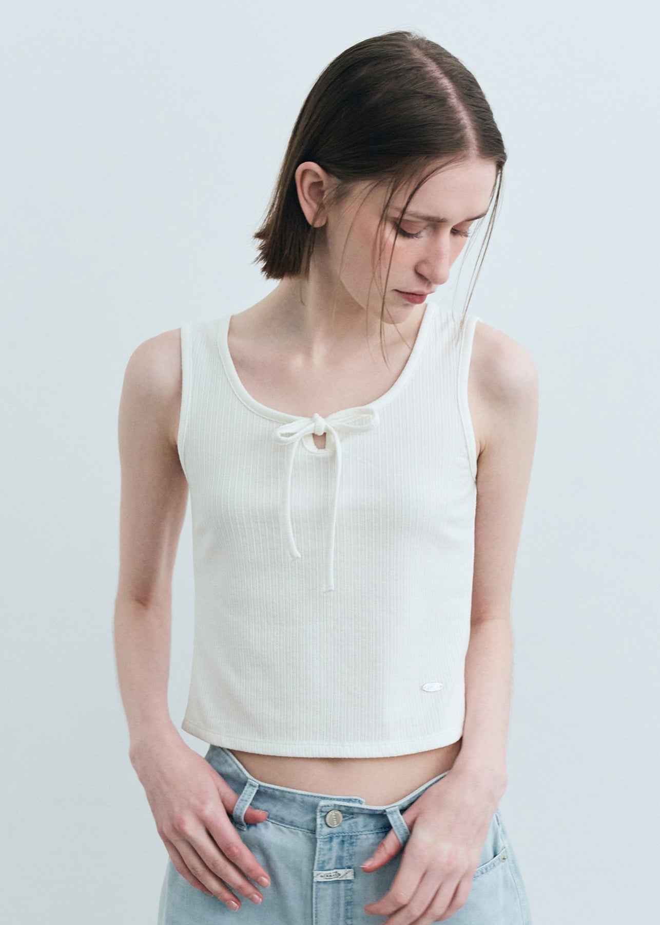 W CUT-OUT RIBBON CROP SLEEVELESS TEE