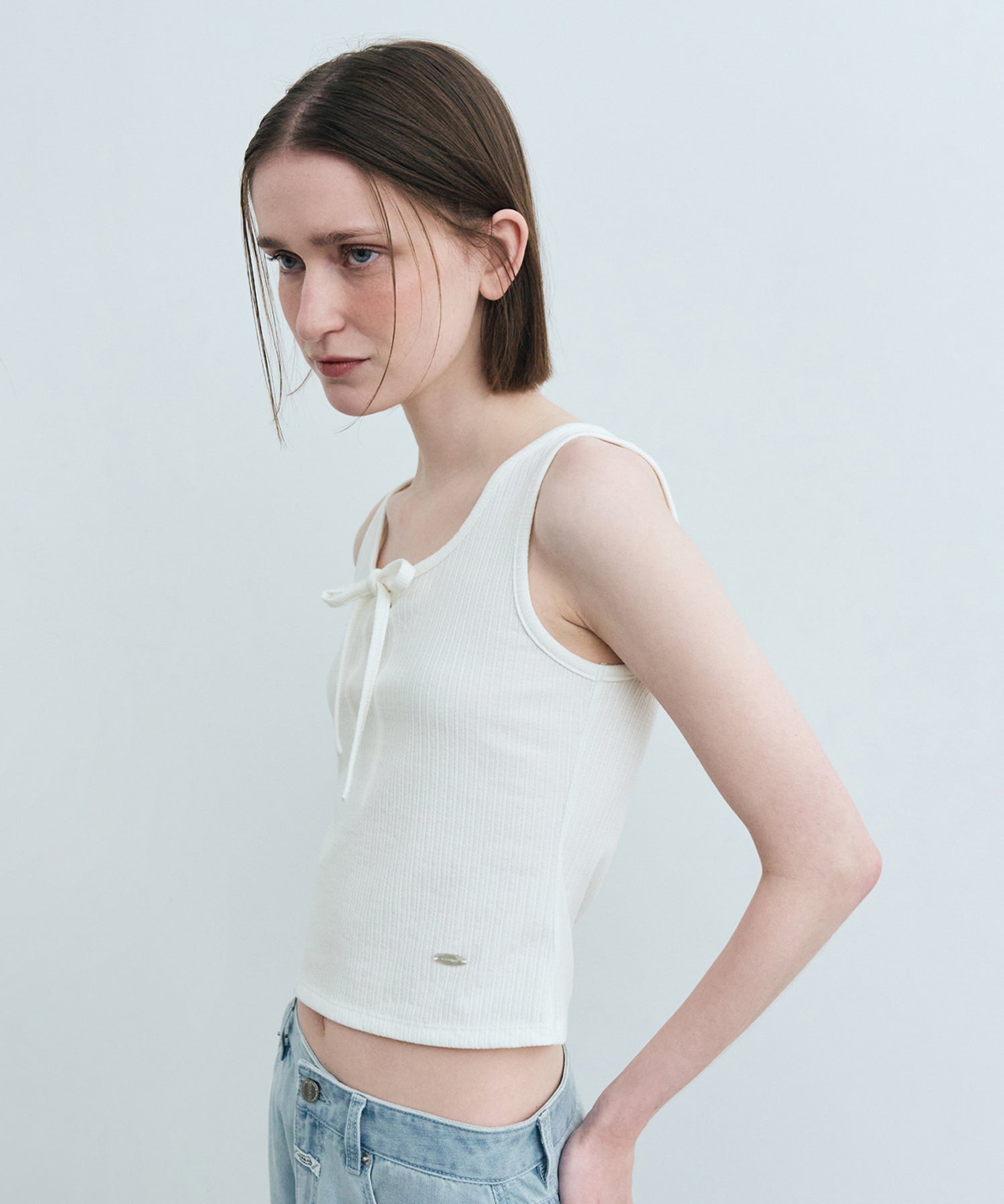 W CUT-OUT RIBBON CROP SLEEVELESS TEE