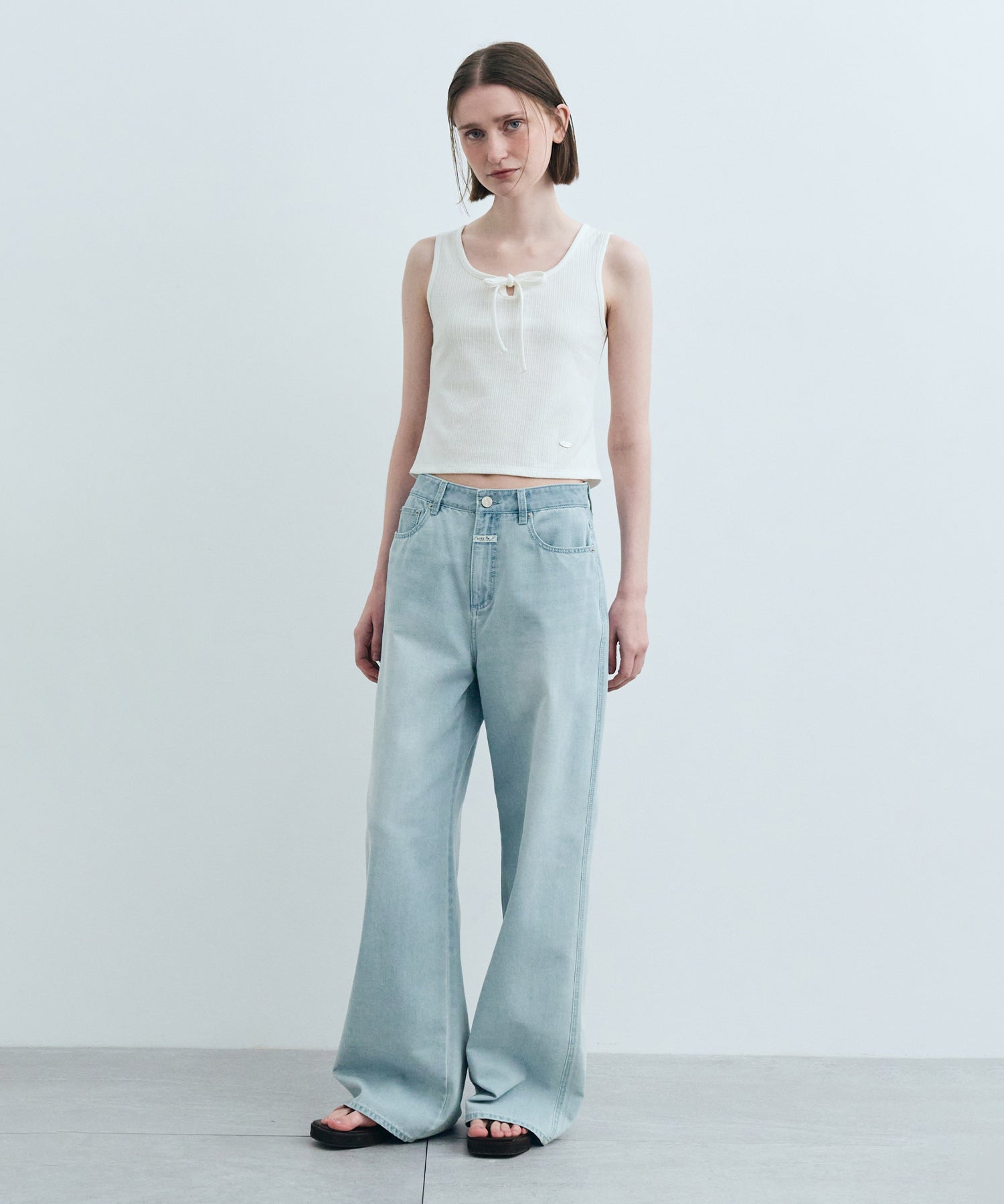 W CUT-OUT RIBBON CROP SLEEVELESS TEE