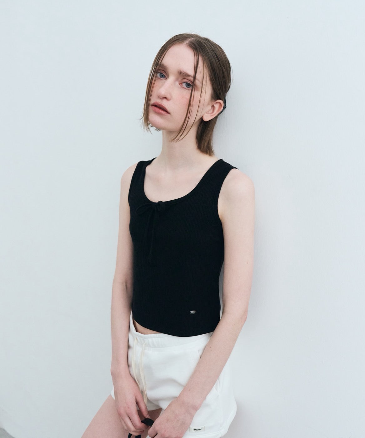 W CUT-OUT RIBBON CROP SLEEVELESS TEE