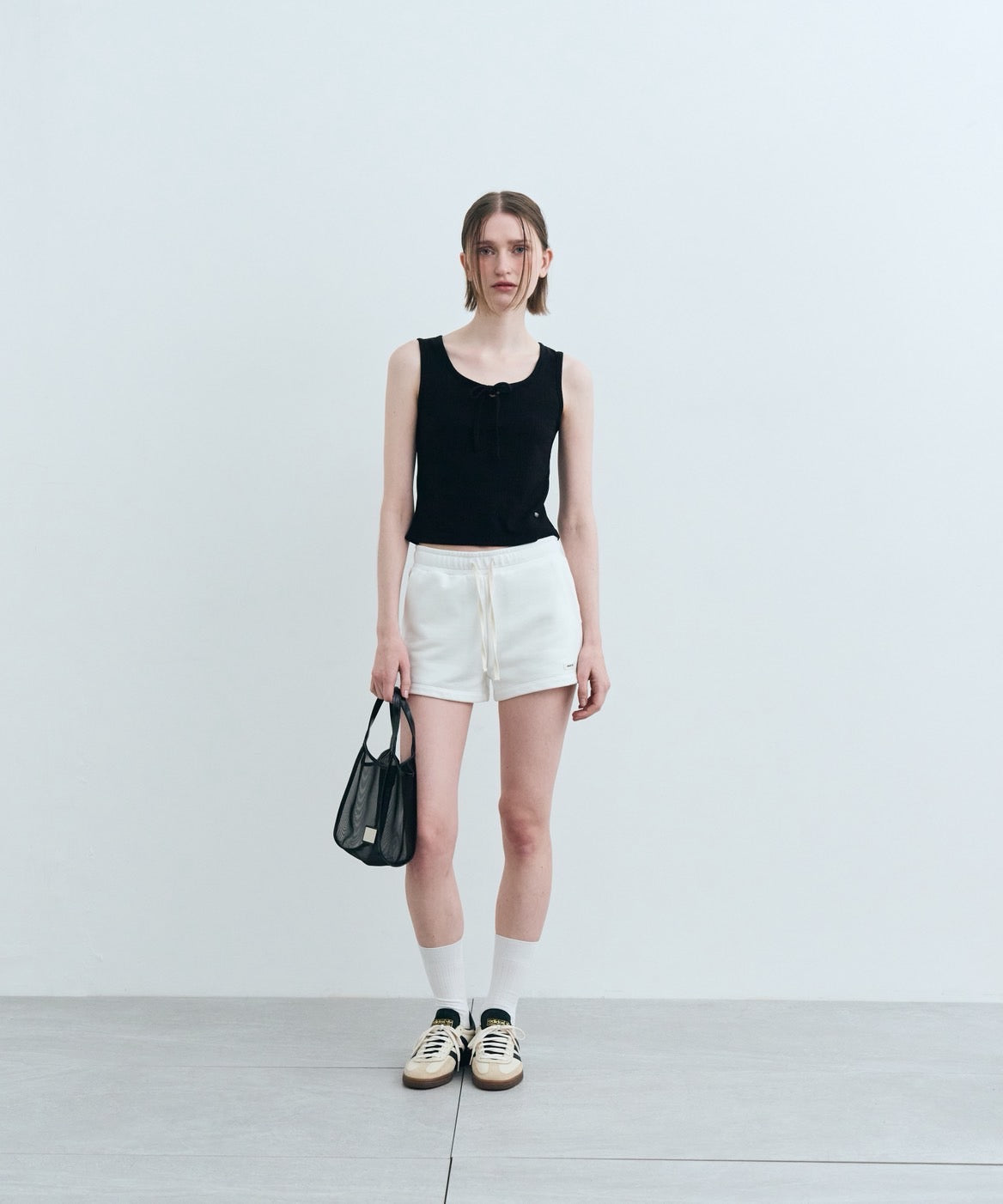 W CUT-OUT RIBBON CROP SLEEVELESS TEE