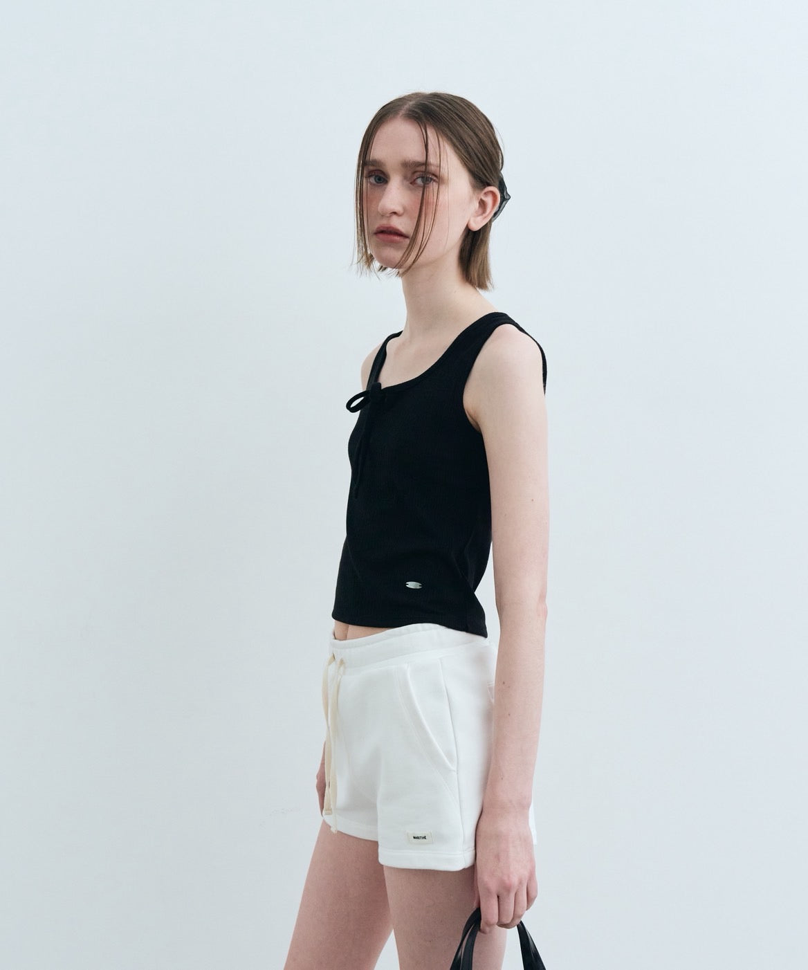 W CUT-OUT RIBBON CROP SLEEVELESS TEE