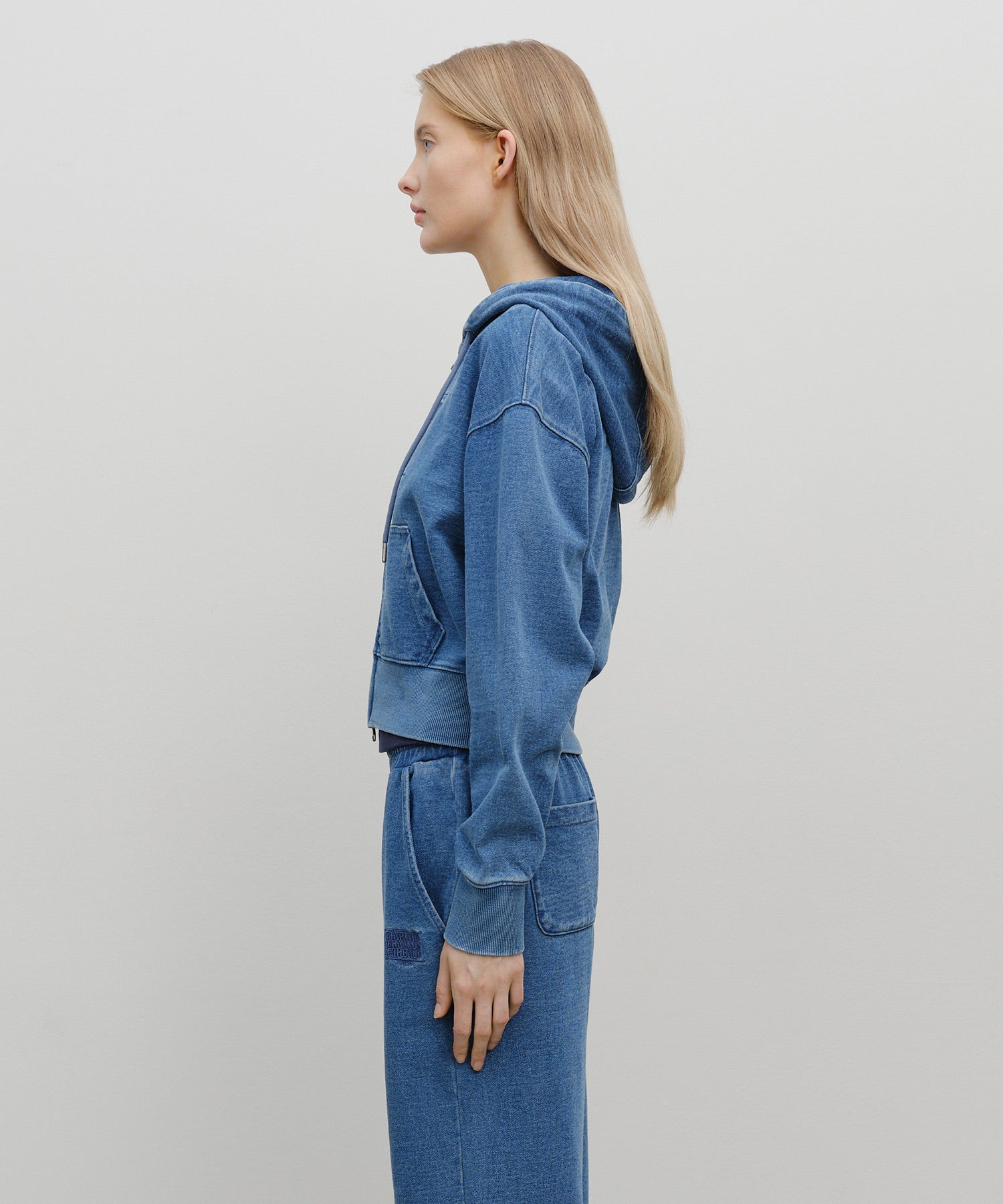 W EMBROIDERY CLASSIC LOGO CROP HOODIE ZIPUP