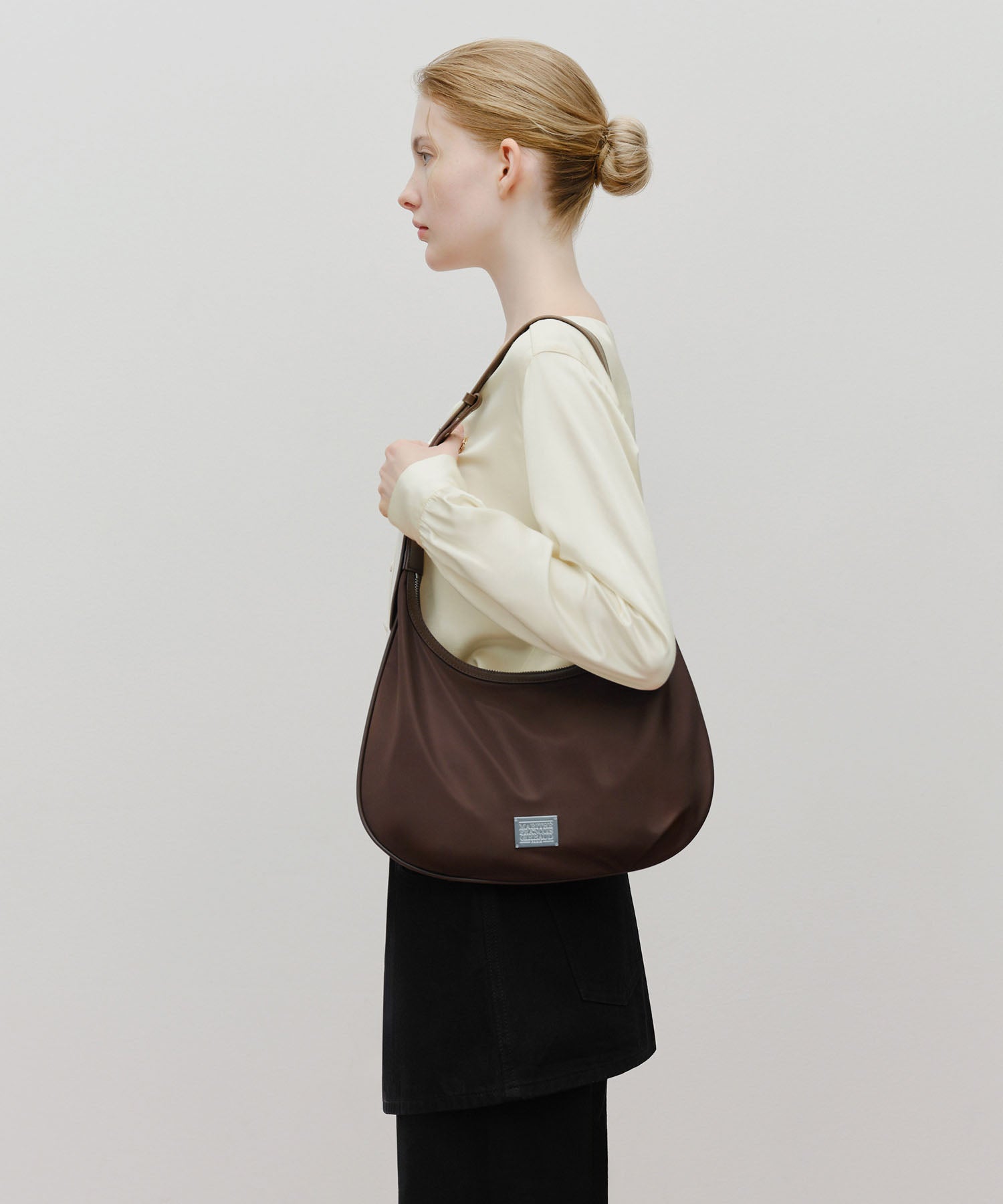 CLASSIC LOGO ROUND SHOULDER BAG