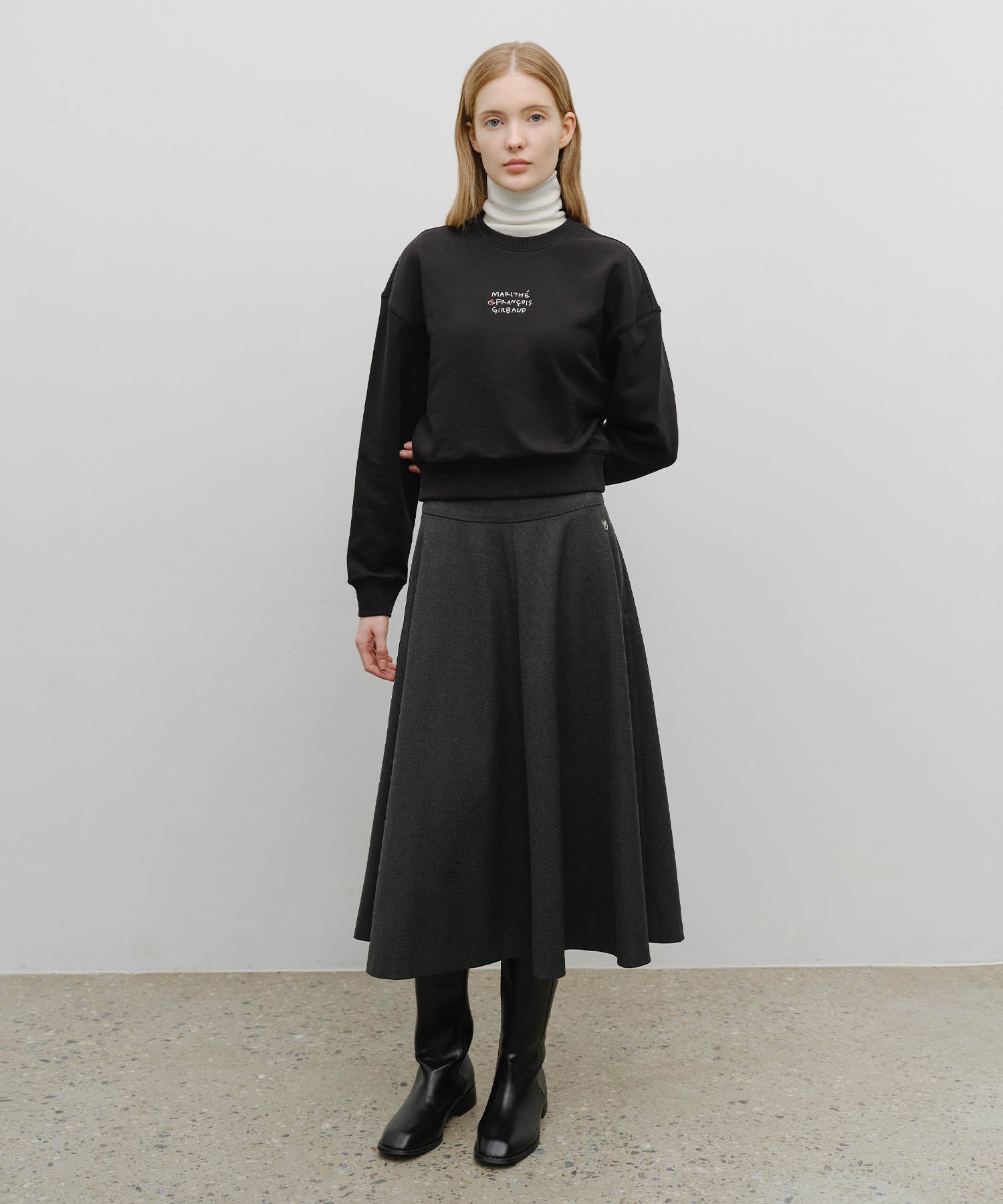 W MARITHE LOVE GRAPHIC CROP SWEATSHIRT