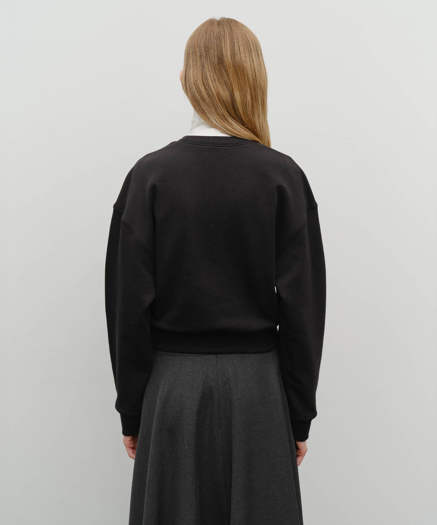 W MARITHE LOVE GRAPHIC CROP SWEATSHIRT