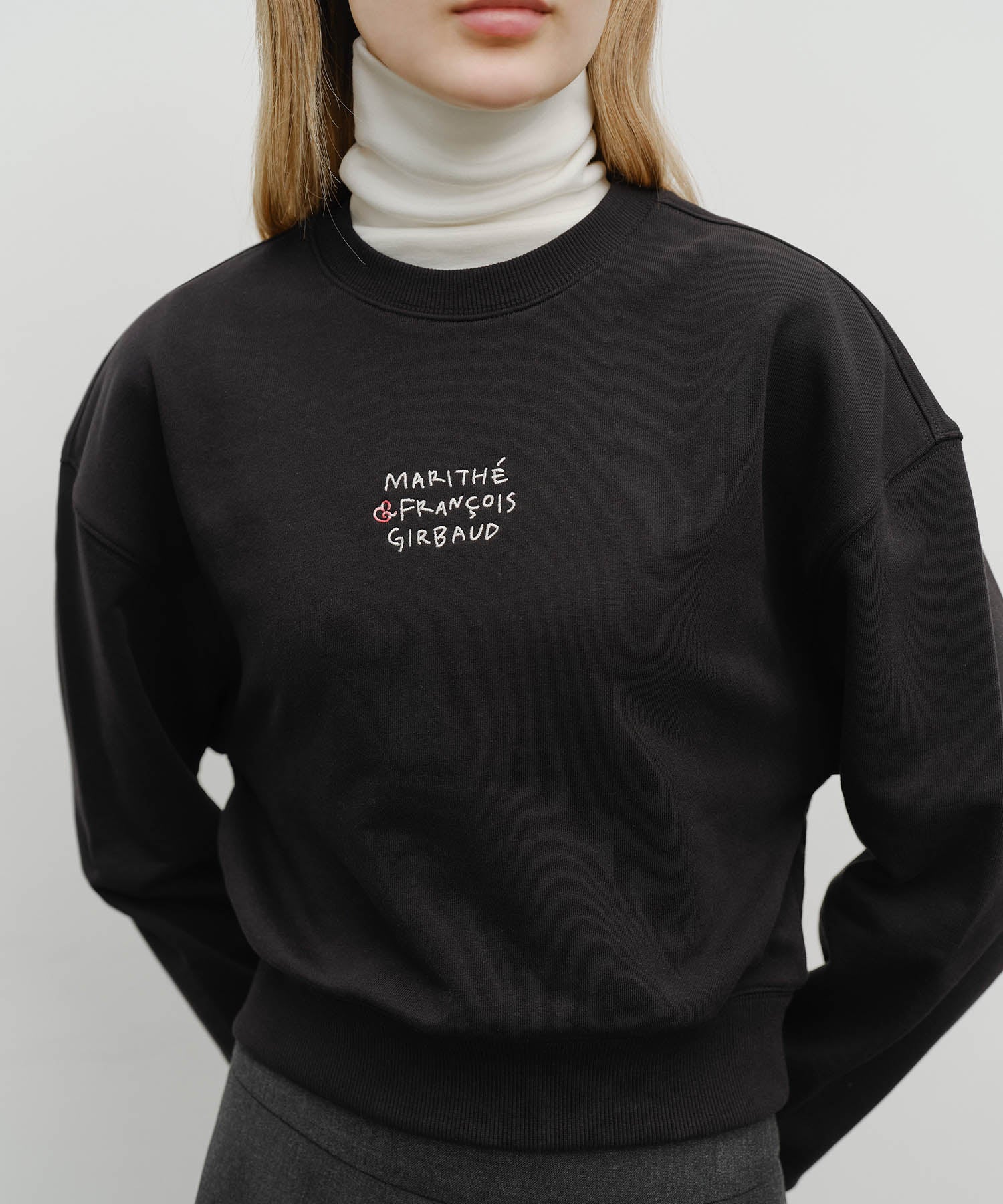W MARITHE LOVE GRAPHIC CROP SWEATSHIRT