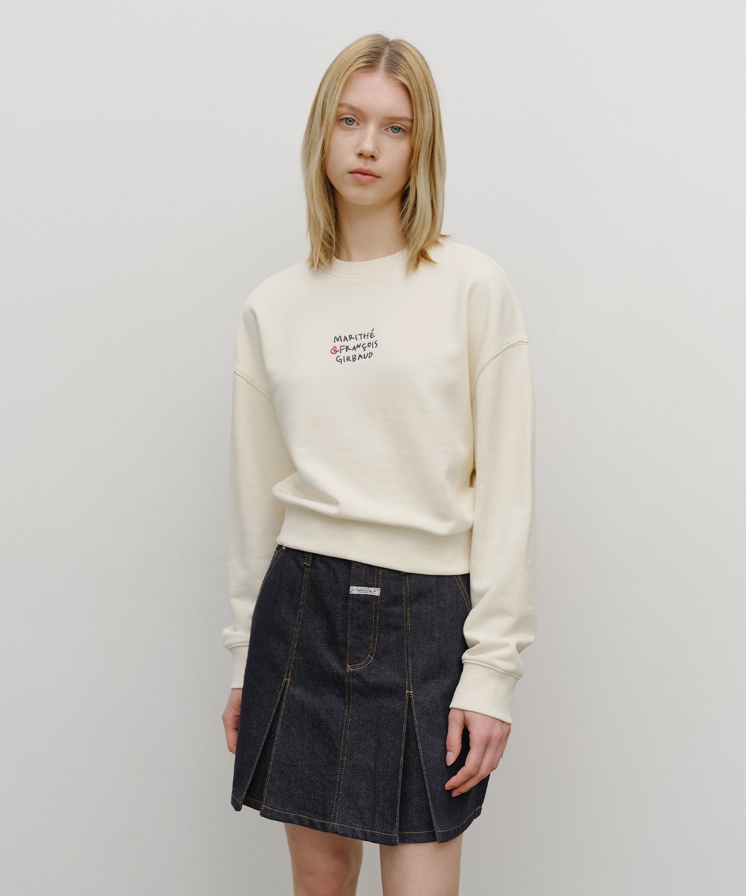 W MARITHE LOVE GRAPHIC CROP SWEATSHIRT