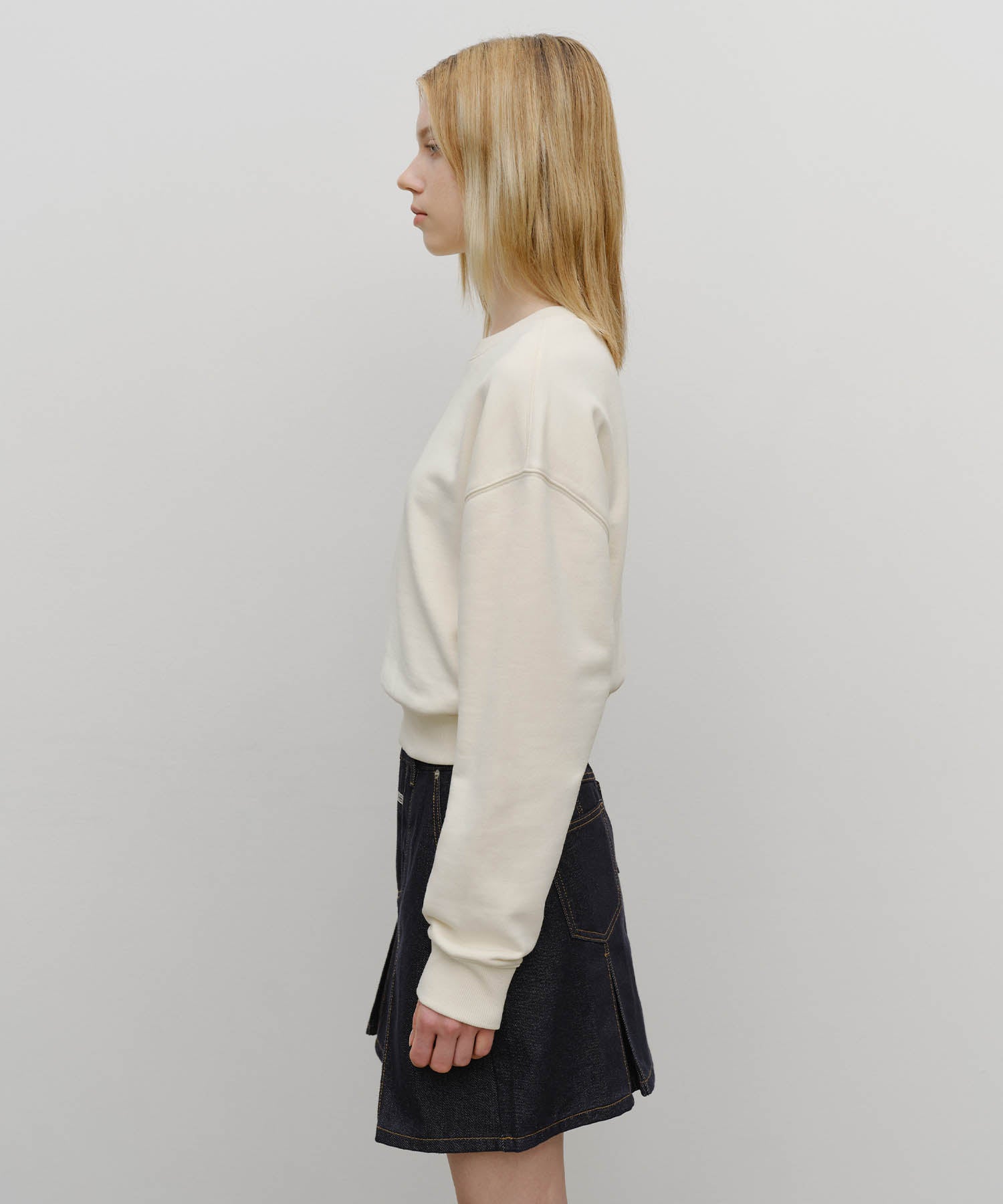 W MARITHE LOVE GRAPHIC CROP SWEATSHIRT