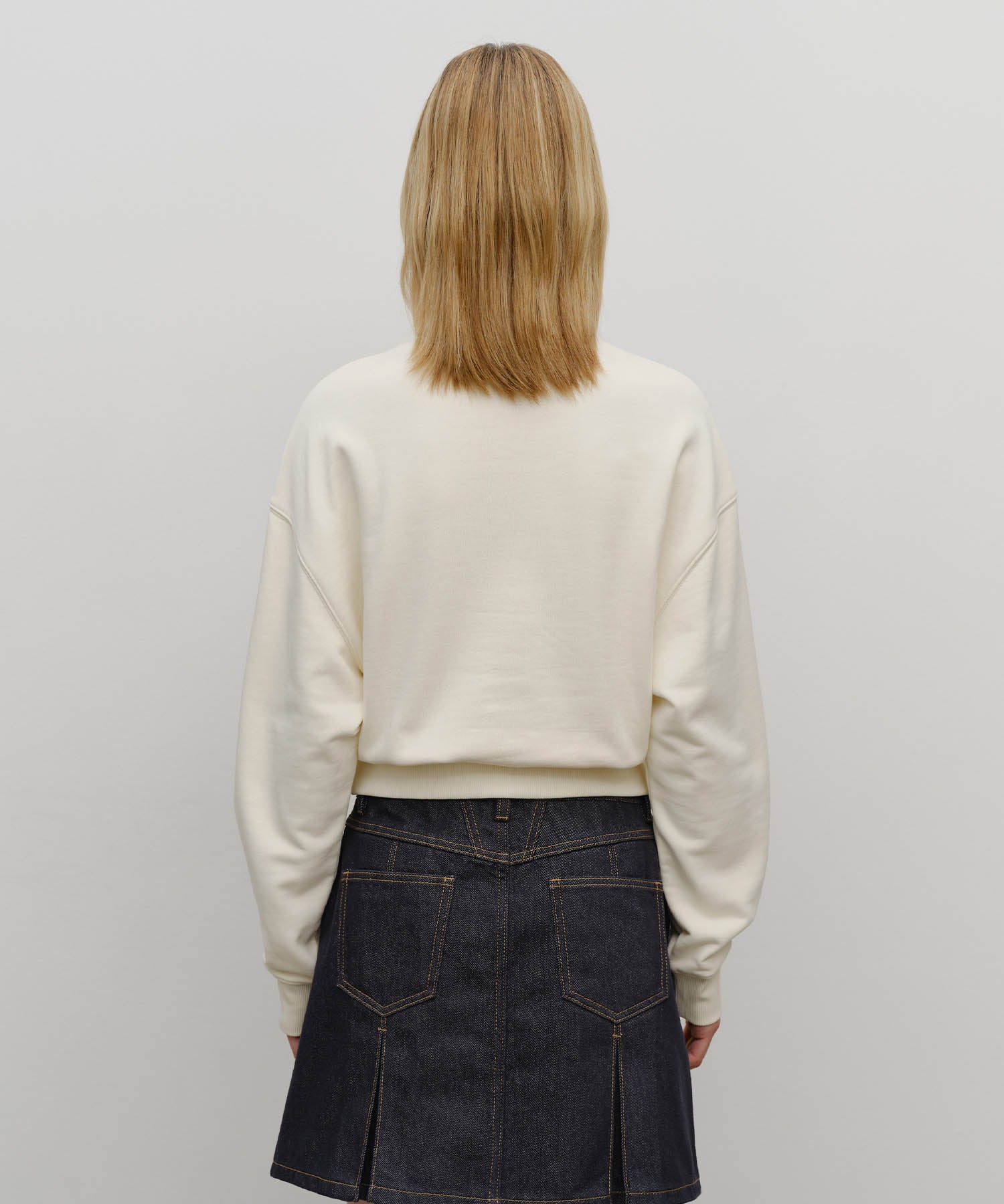 W MARITHE LOVE GRAPHIC CROP SWEATSHIRT