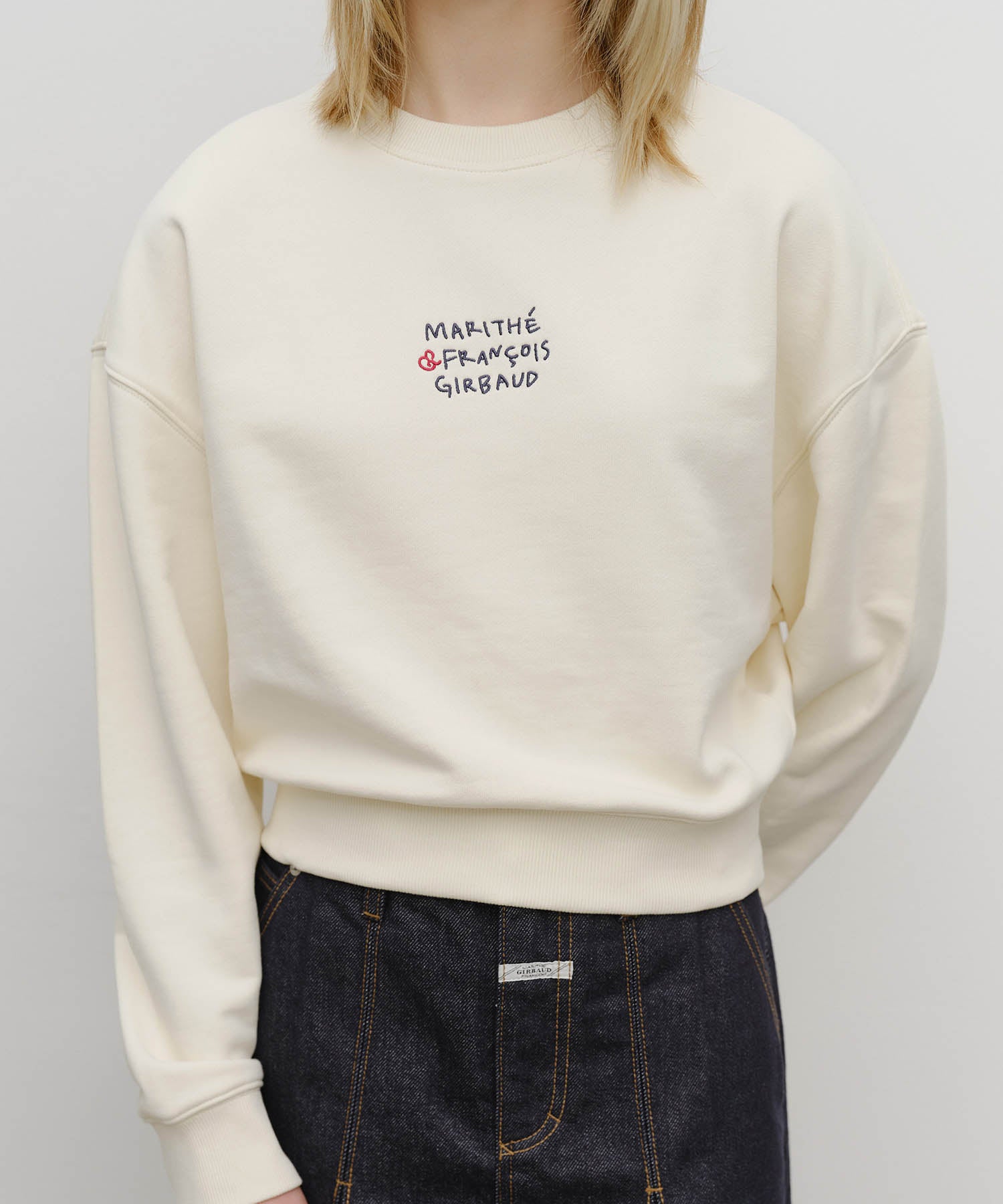 W MARITHE LOVE GRAPHIC CROP SWEATSHIRT