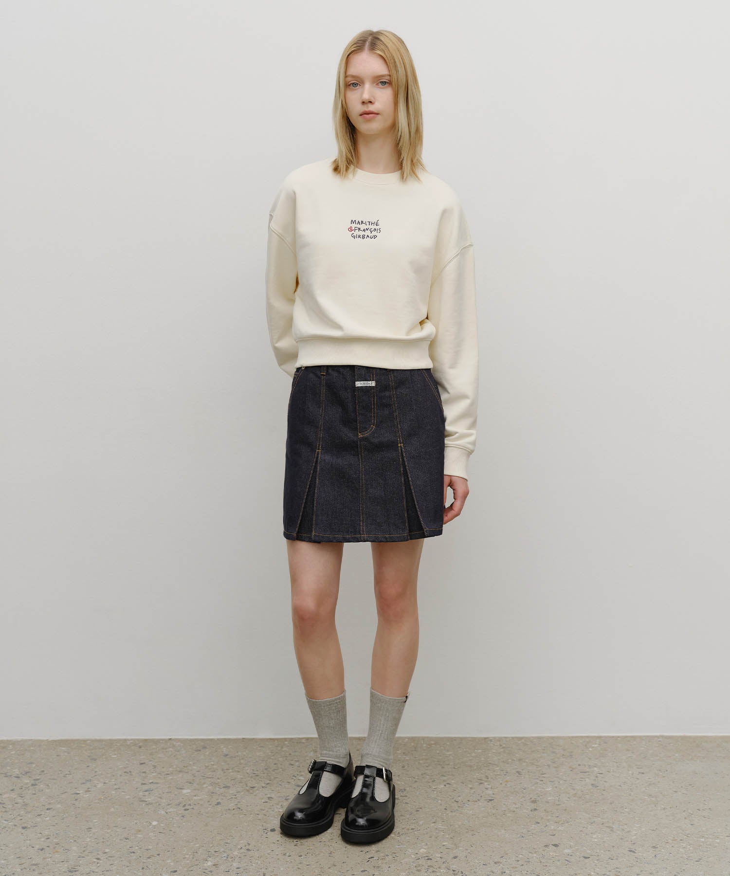 W MARITHE LOVE GRAPHIC CROP SWEATSHIRT