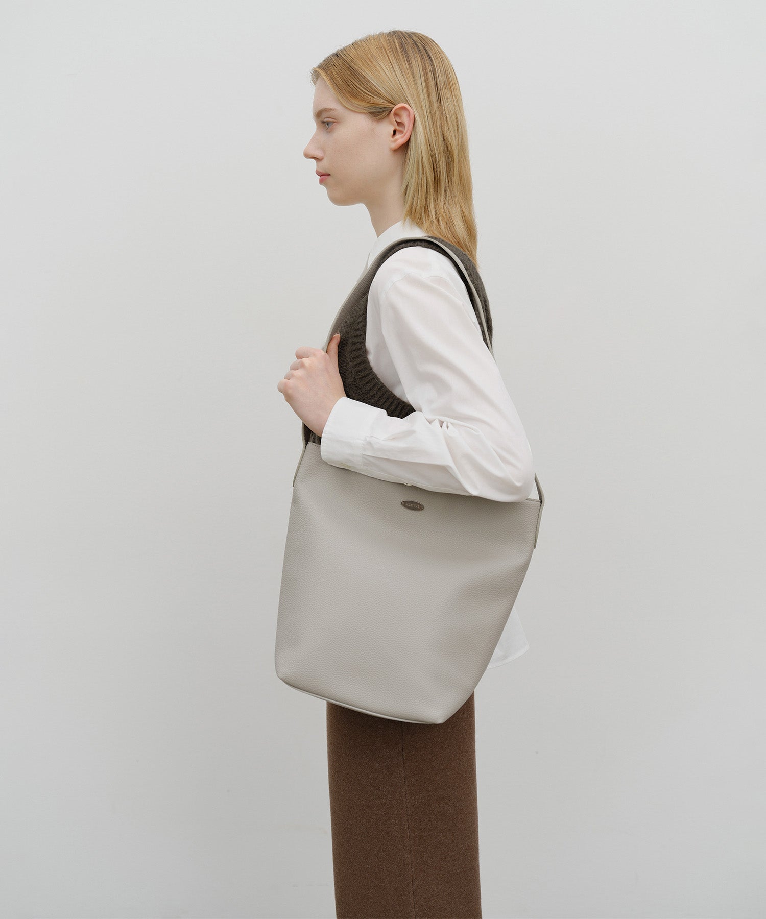 CLASSIC LOGO BUCKET BAG