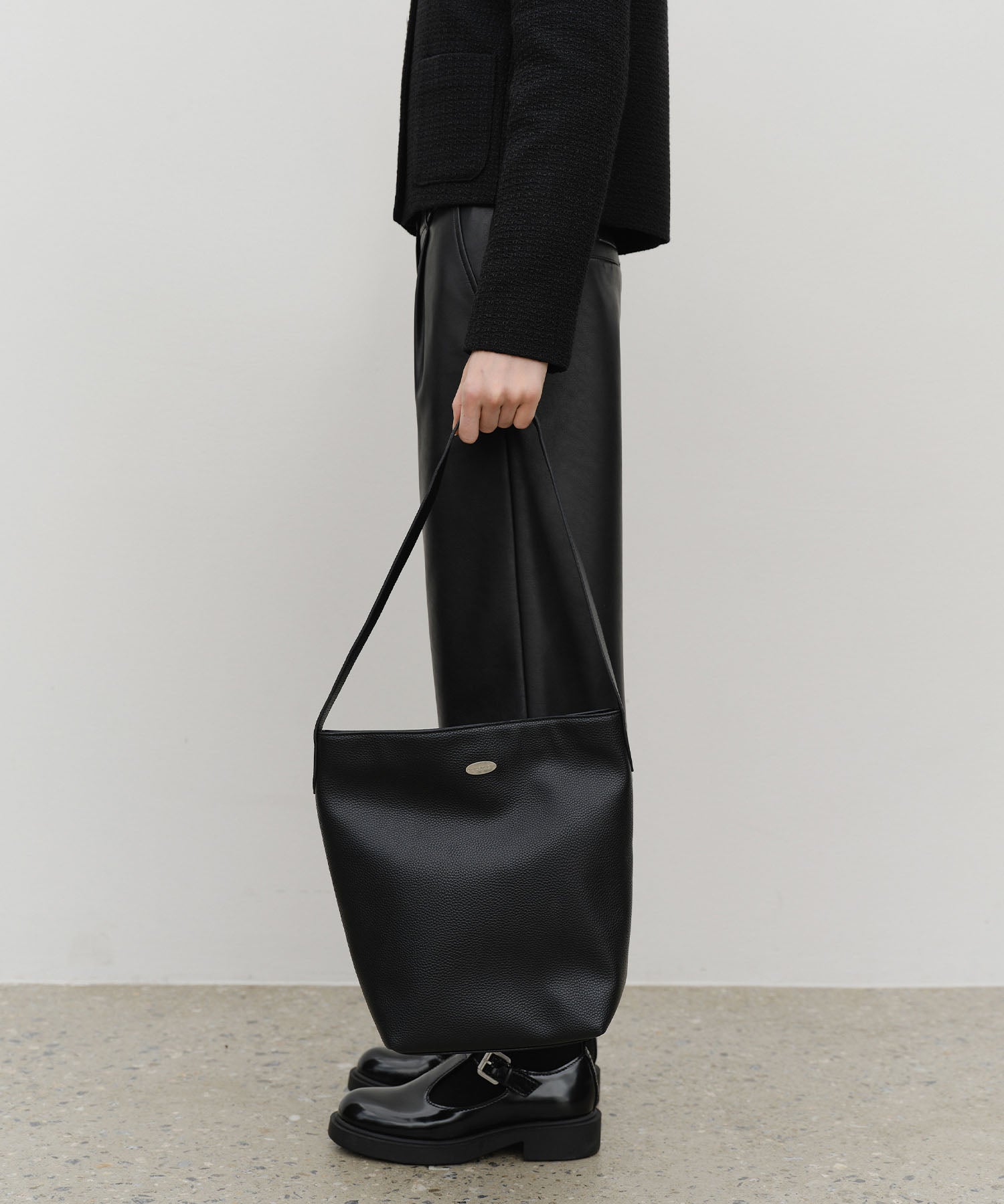 CLASSIC LOGO BUCKET BAG