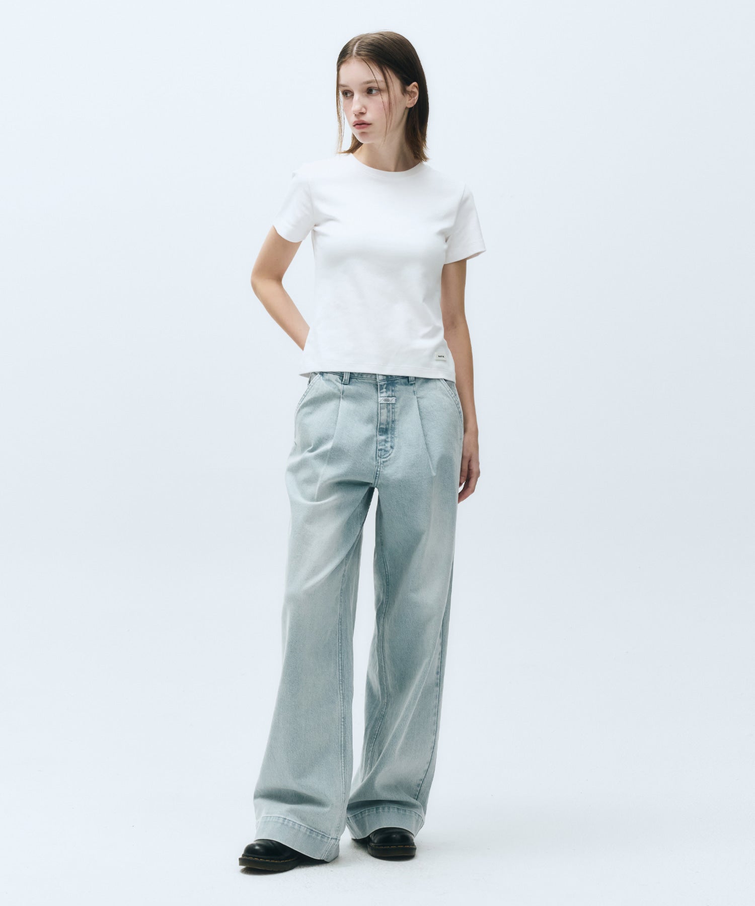 W LOW-WAIST TUCK WIDE DENIM PANTS
