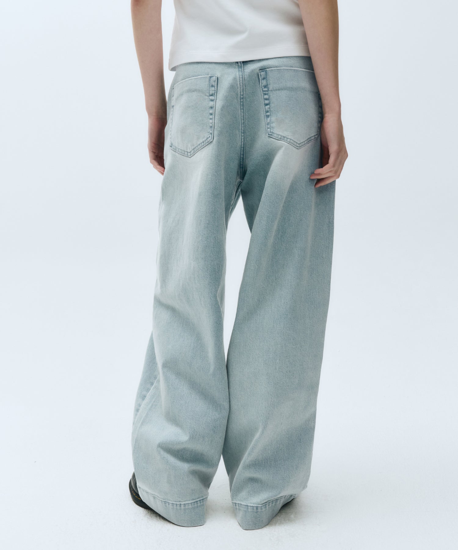 W LOW-WAIST TUCK WIDE DENIM PANTS