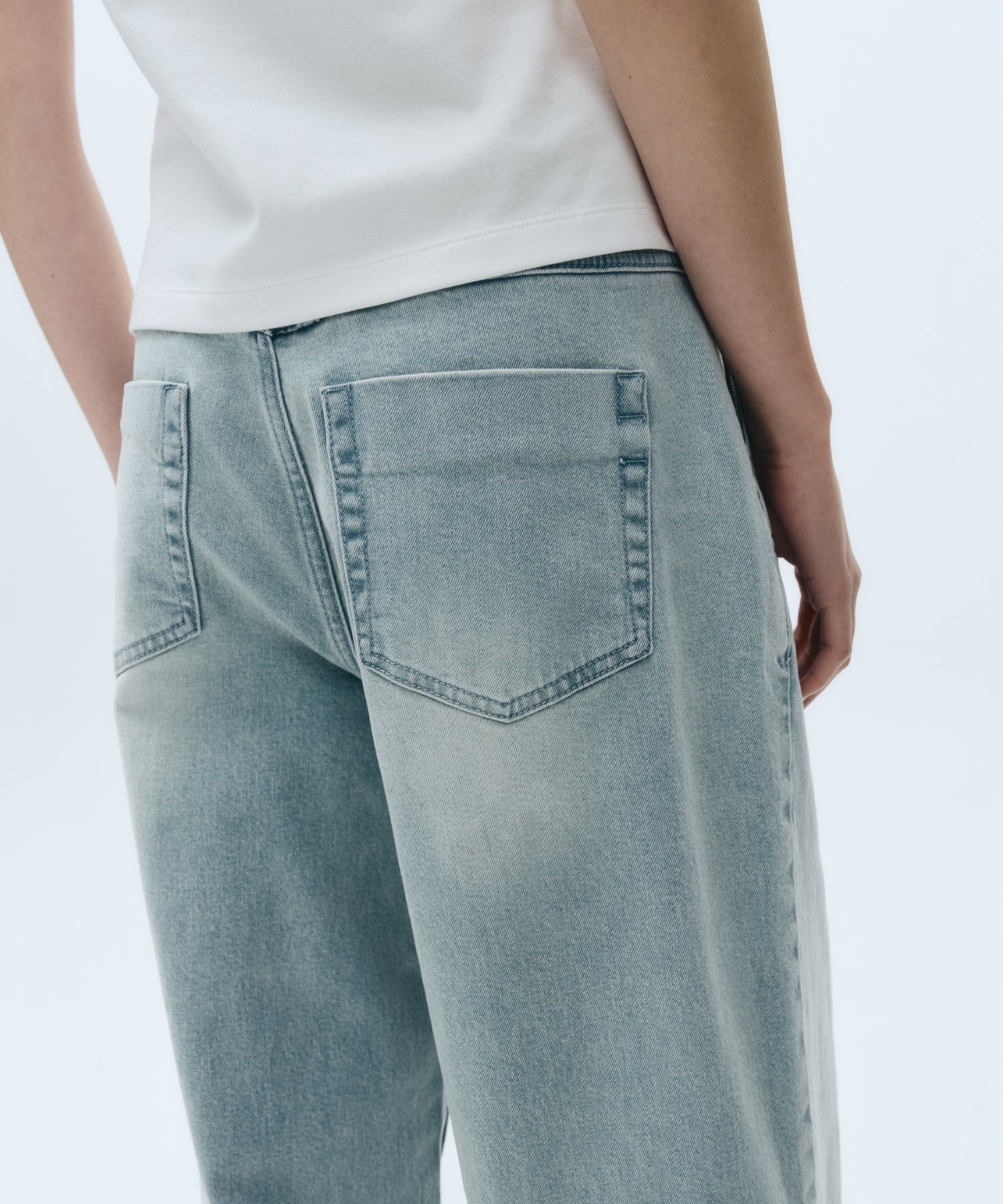 W LOW-WAIST TUCK WIDE DENIM PANTS
