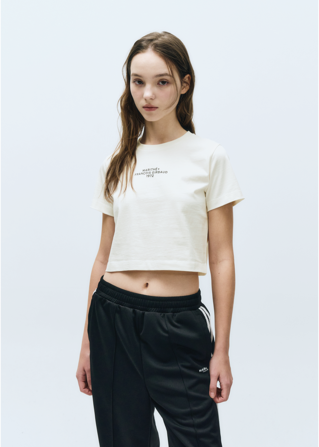 W LETTERING CROP TEE