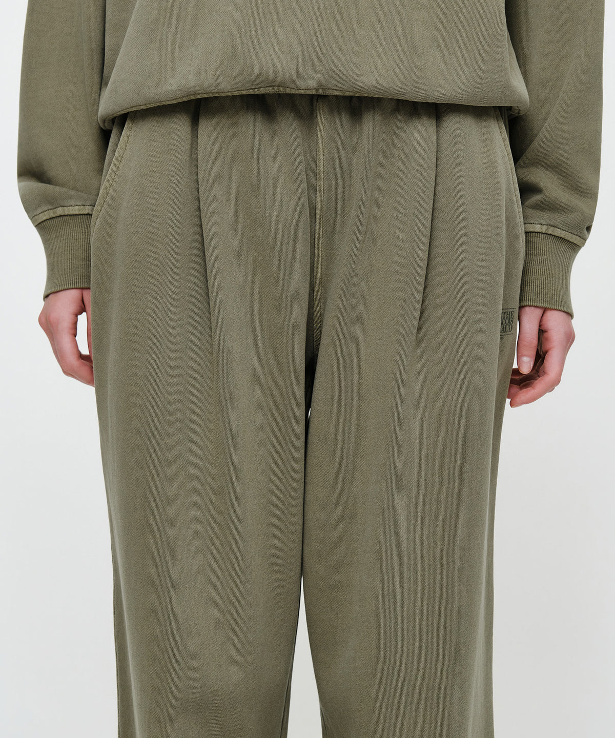 CRACK CLASSIC LOGO DYEING ONE TUCK WIDE SWEAT PANTS