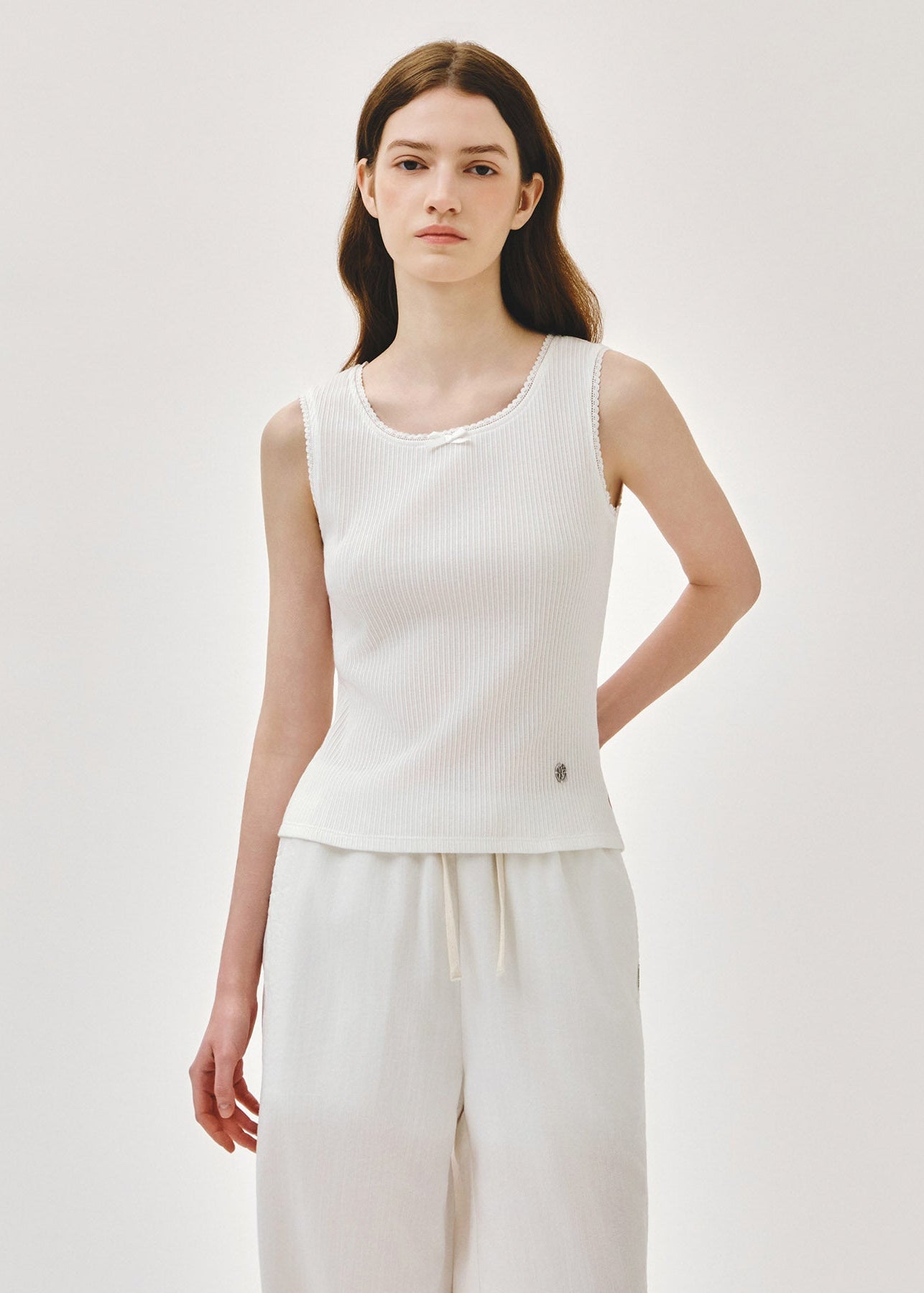 W LACE DETAIL SLEEVELESS