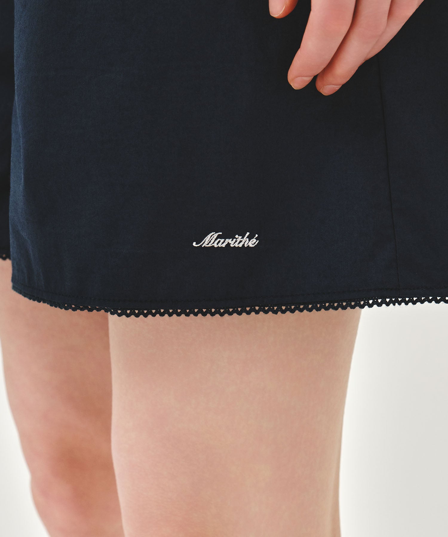 W LACE HEM SHORTS