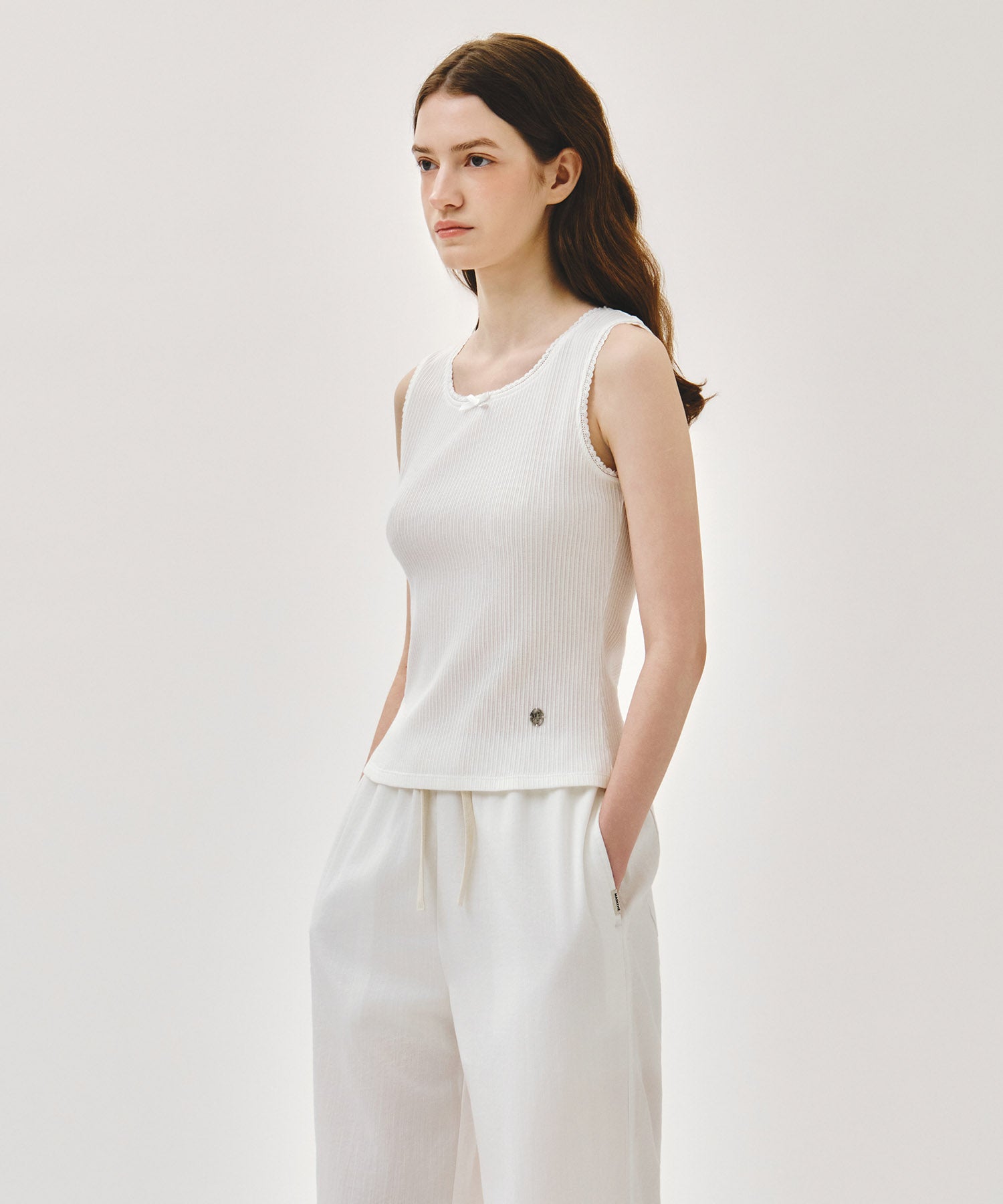 W LACE DETAIL SLEEVELESS