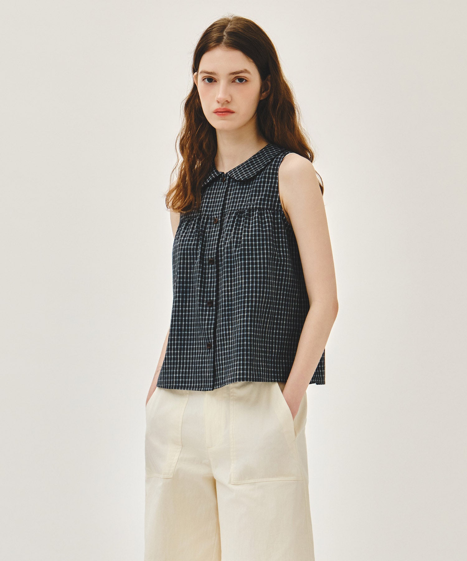 W ROUND COLLAR SLEEVELESS BLOUSE