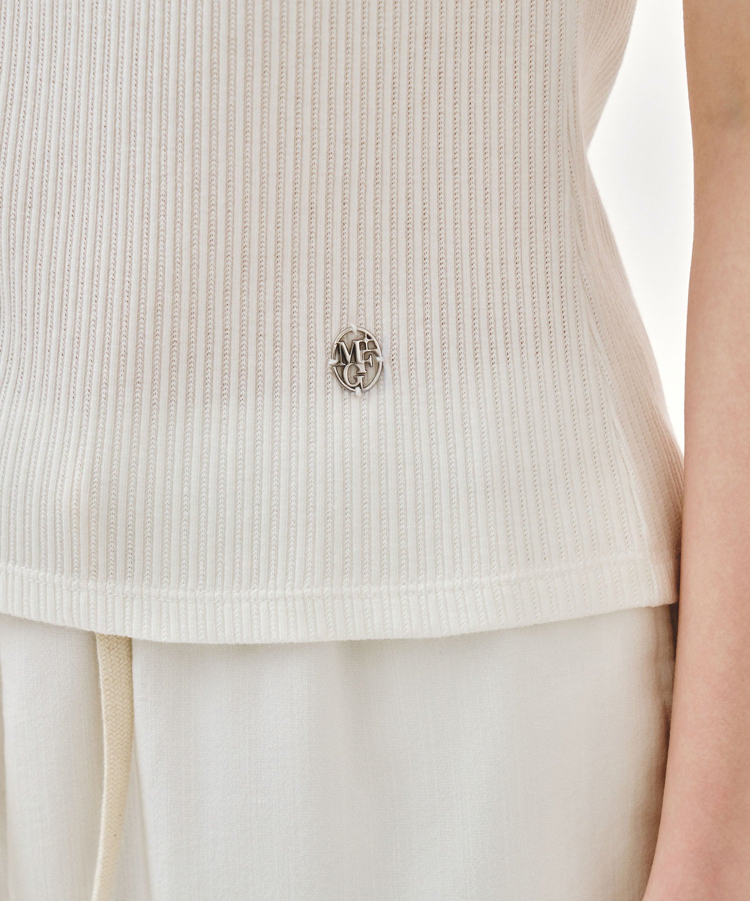 W LACE DETAIL SLEEVELESS