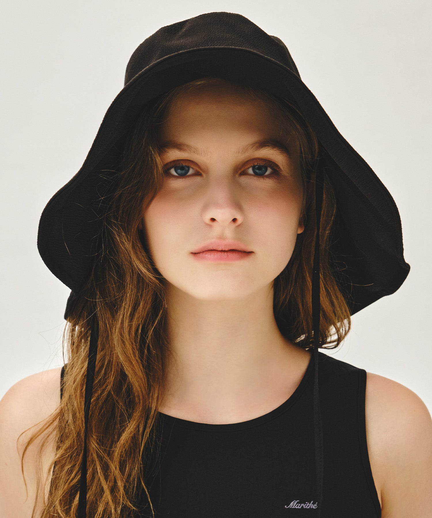 W STRAP SEERSUCKER WIDE BUCKET HAT