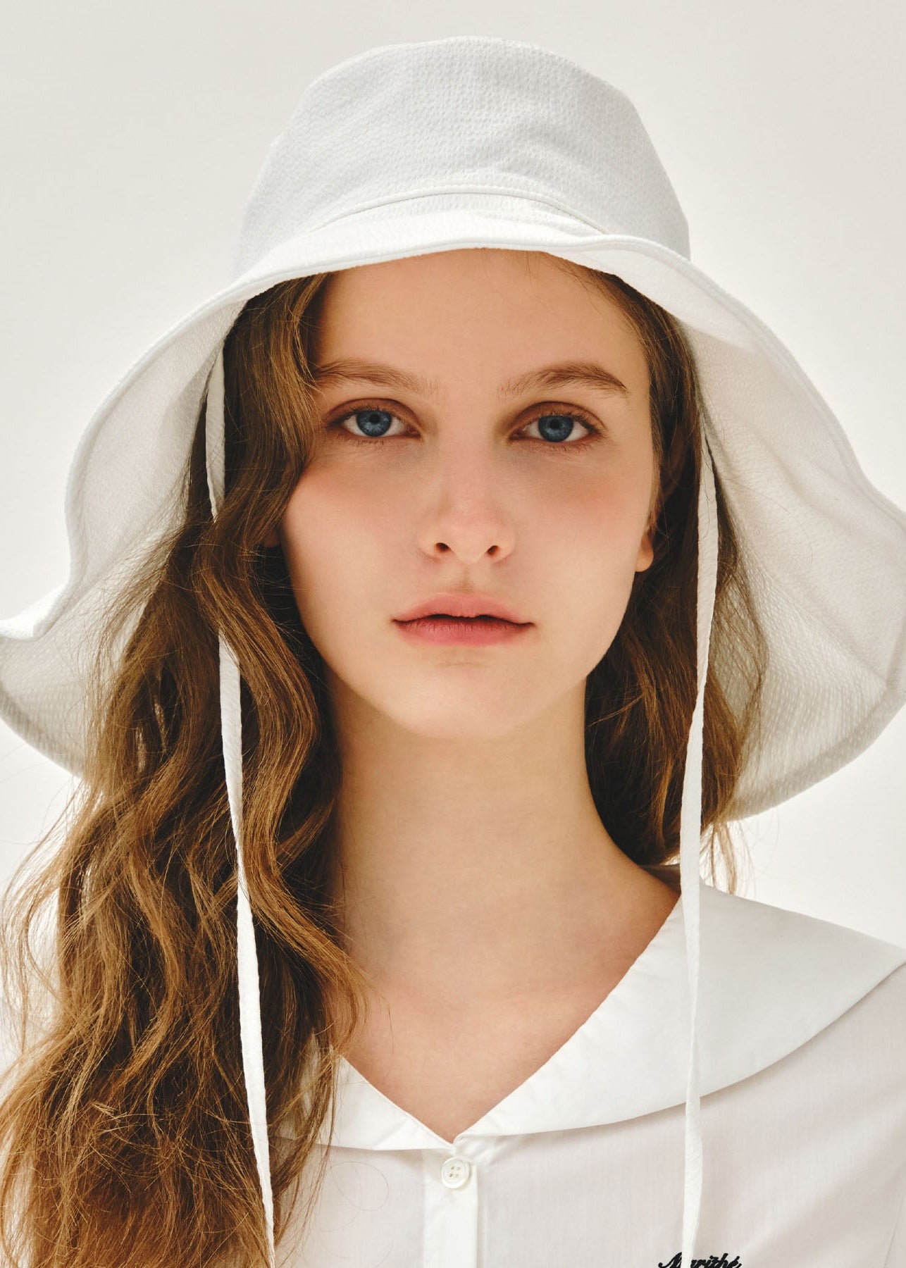 W STRAP SEERSUCKER WIDE BUCKET HAT