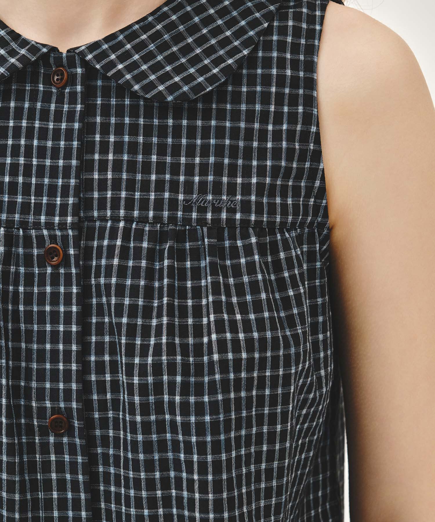W ROUND COLLAR SLEEVELESS BLOUSE