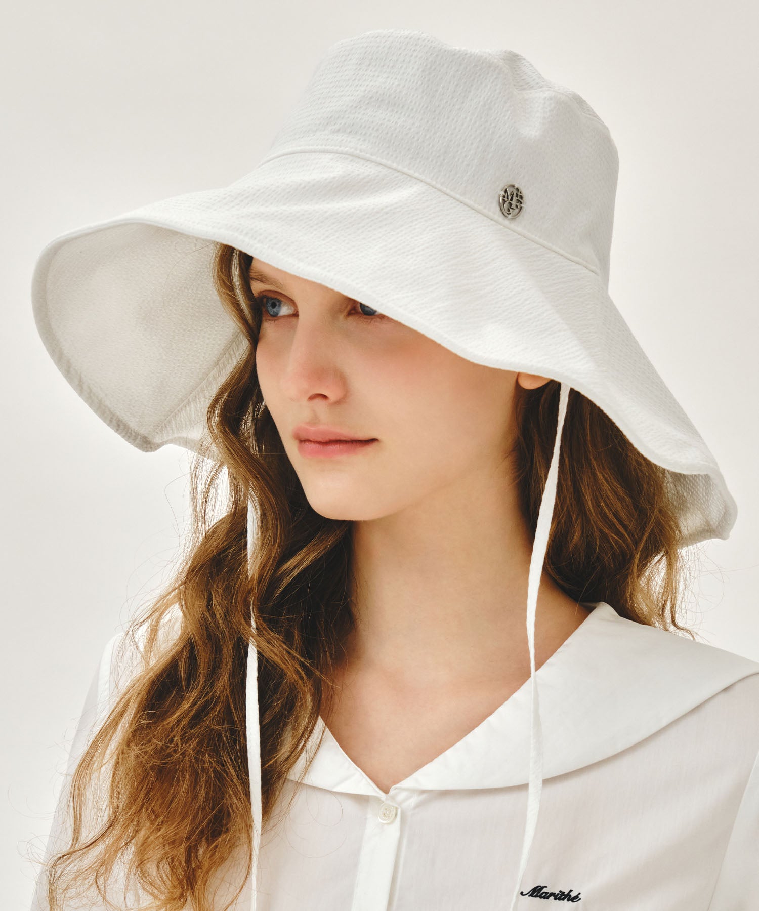 W STRAP SEERSUCKER WIDE BUCKET HAT