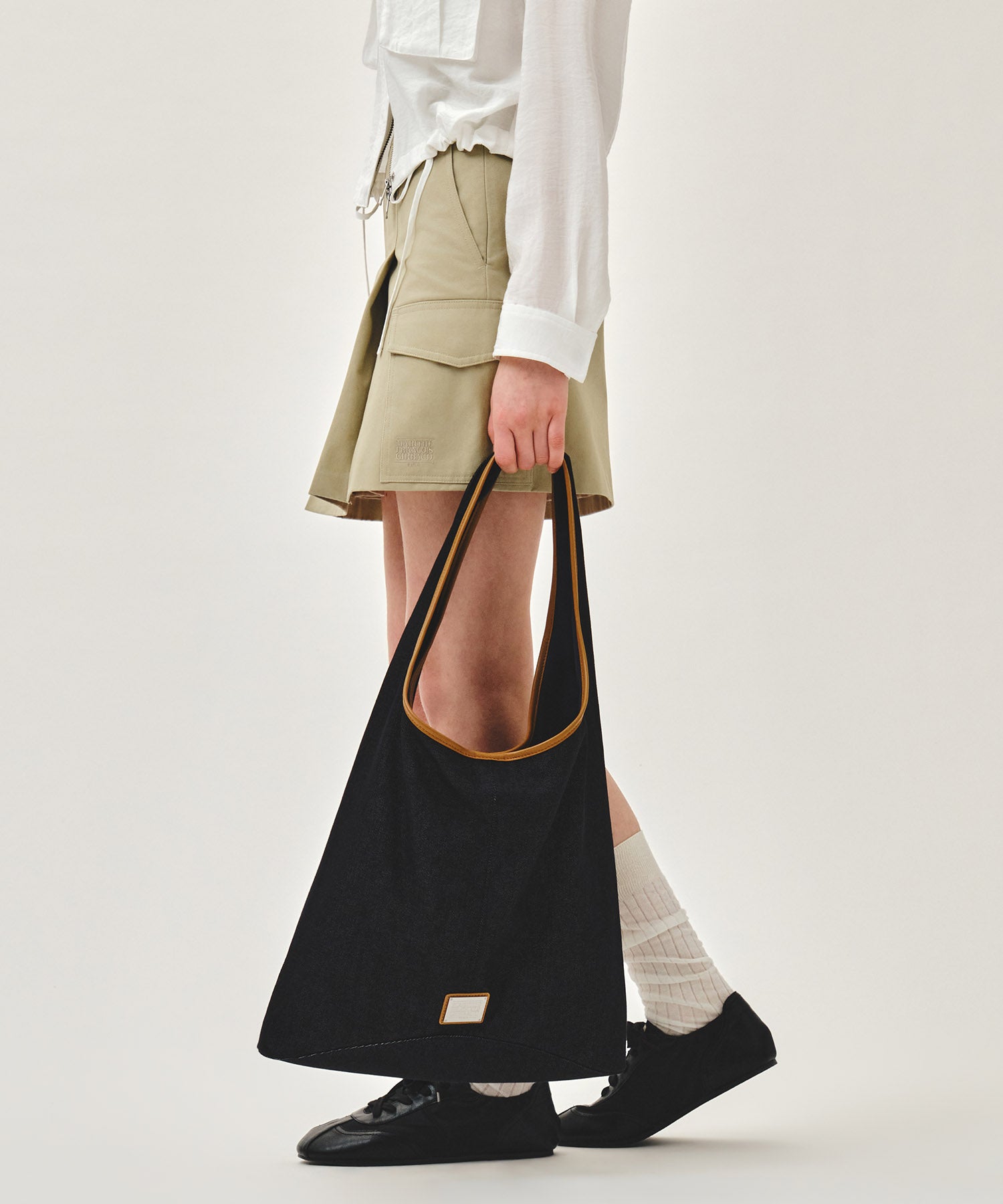 CLASSIC LOGO ONE SHOULDER BUCKET BAG