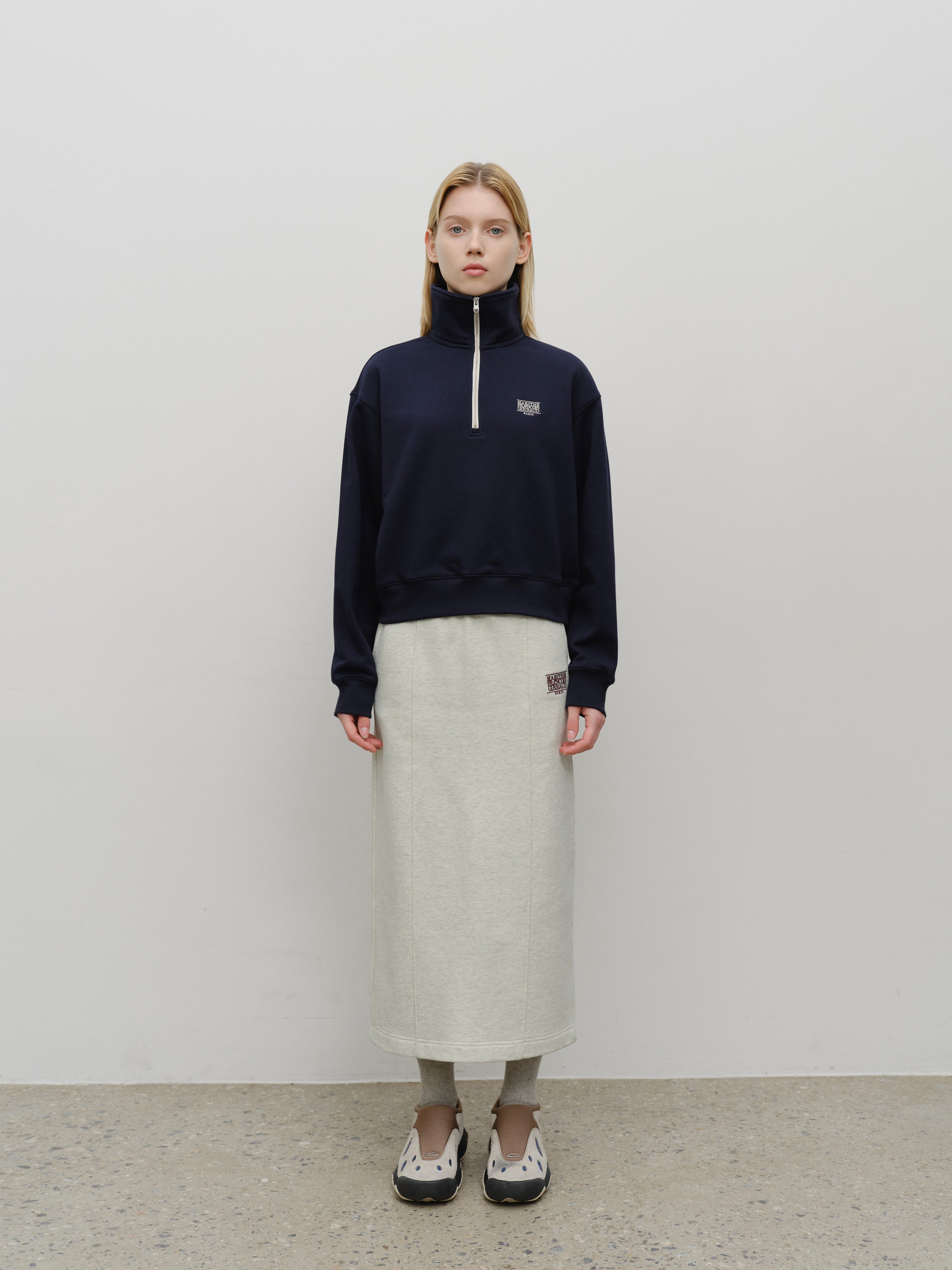 W CHAIN STITCH LOGO HALF ZIP-UP CROP SWEATSHIRT