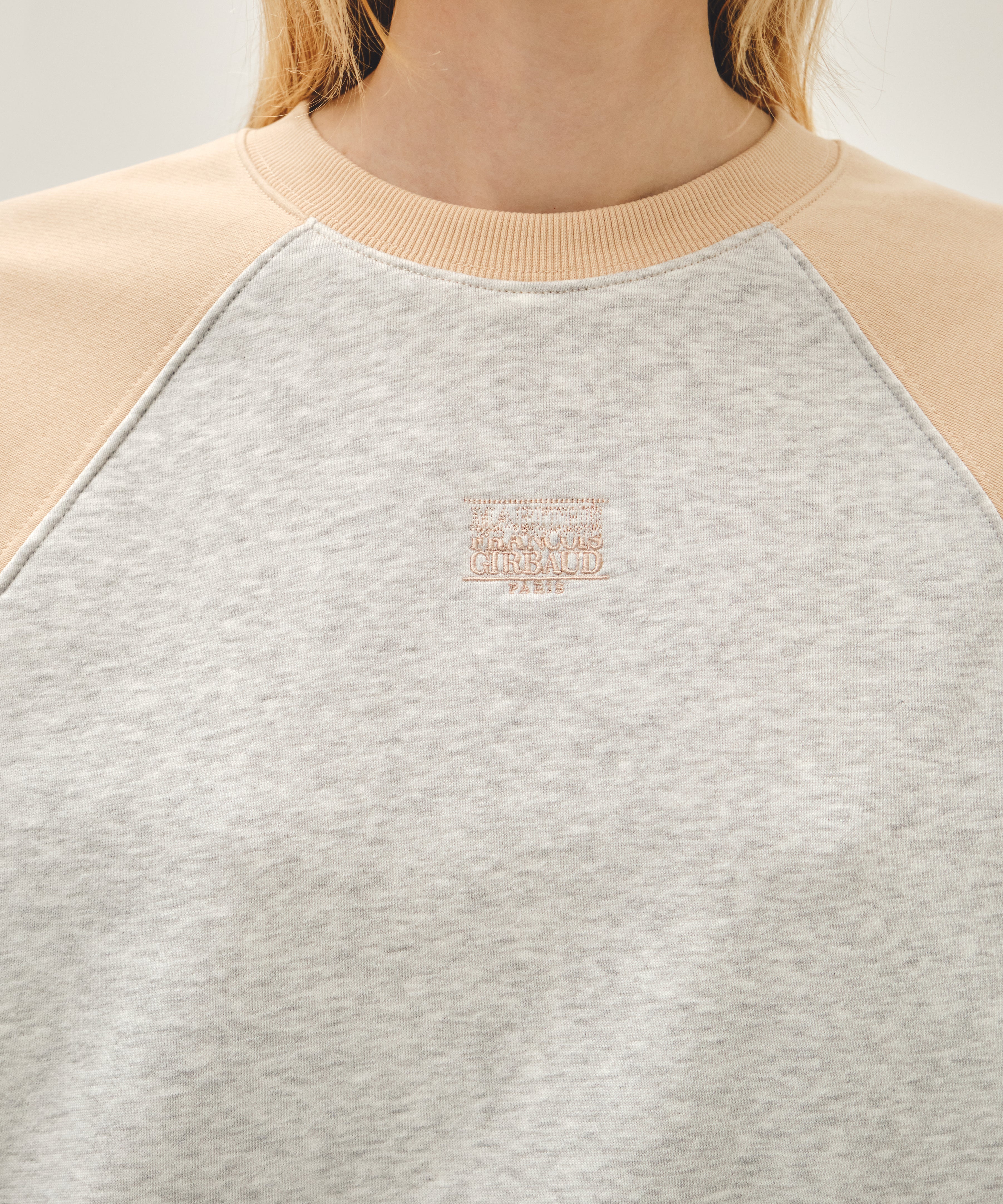 W BLOCK CLASSIC LOGO RAGLAN CROP SWEATSHIRT