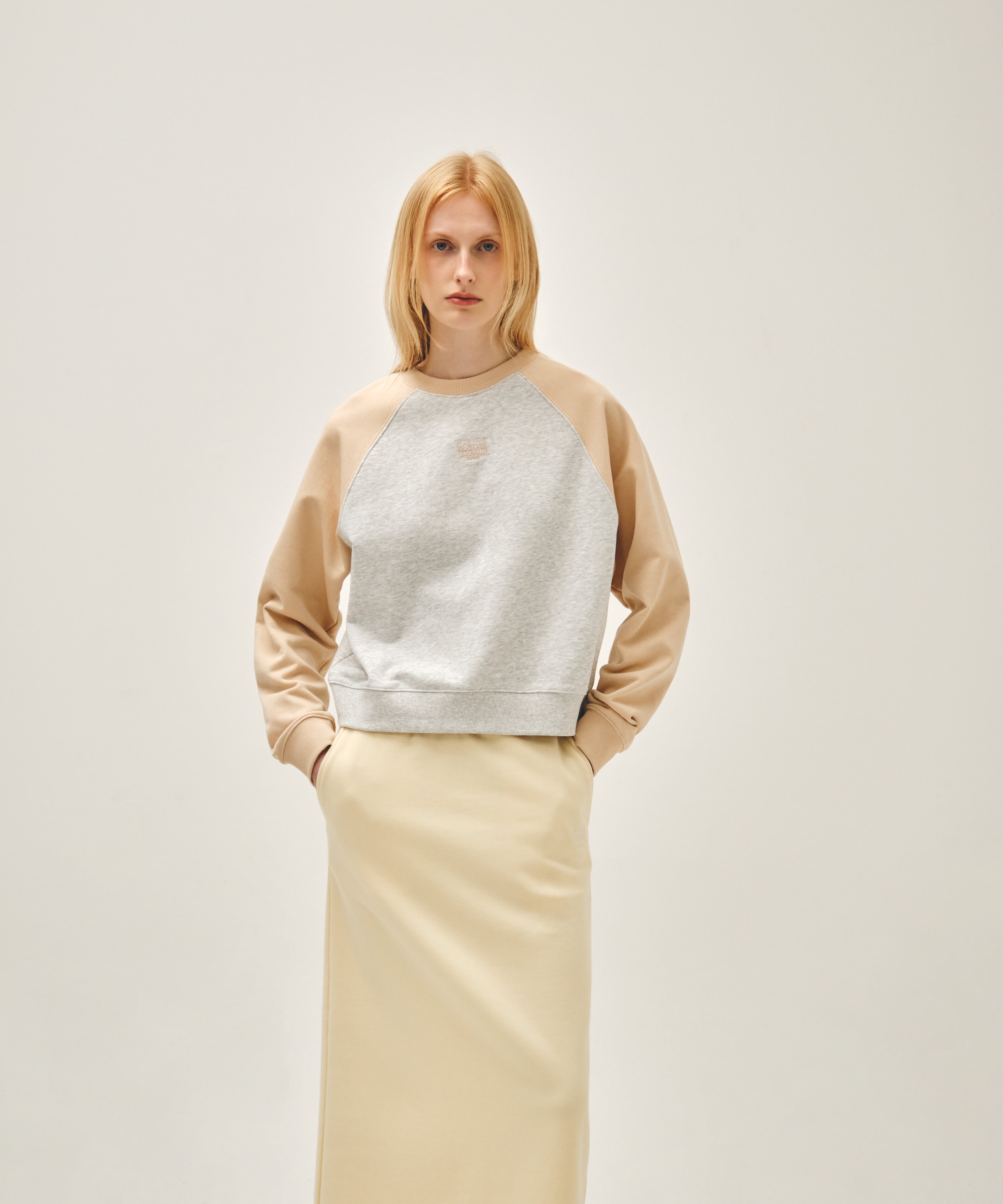 W BLOCK CLASSIC LOGO RAGLAN CROP SWEATSHIRT