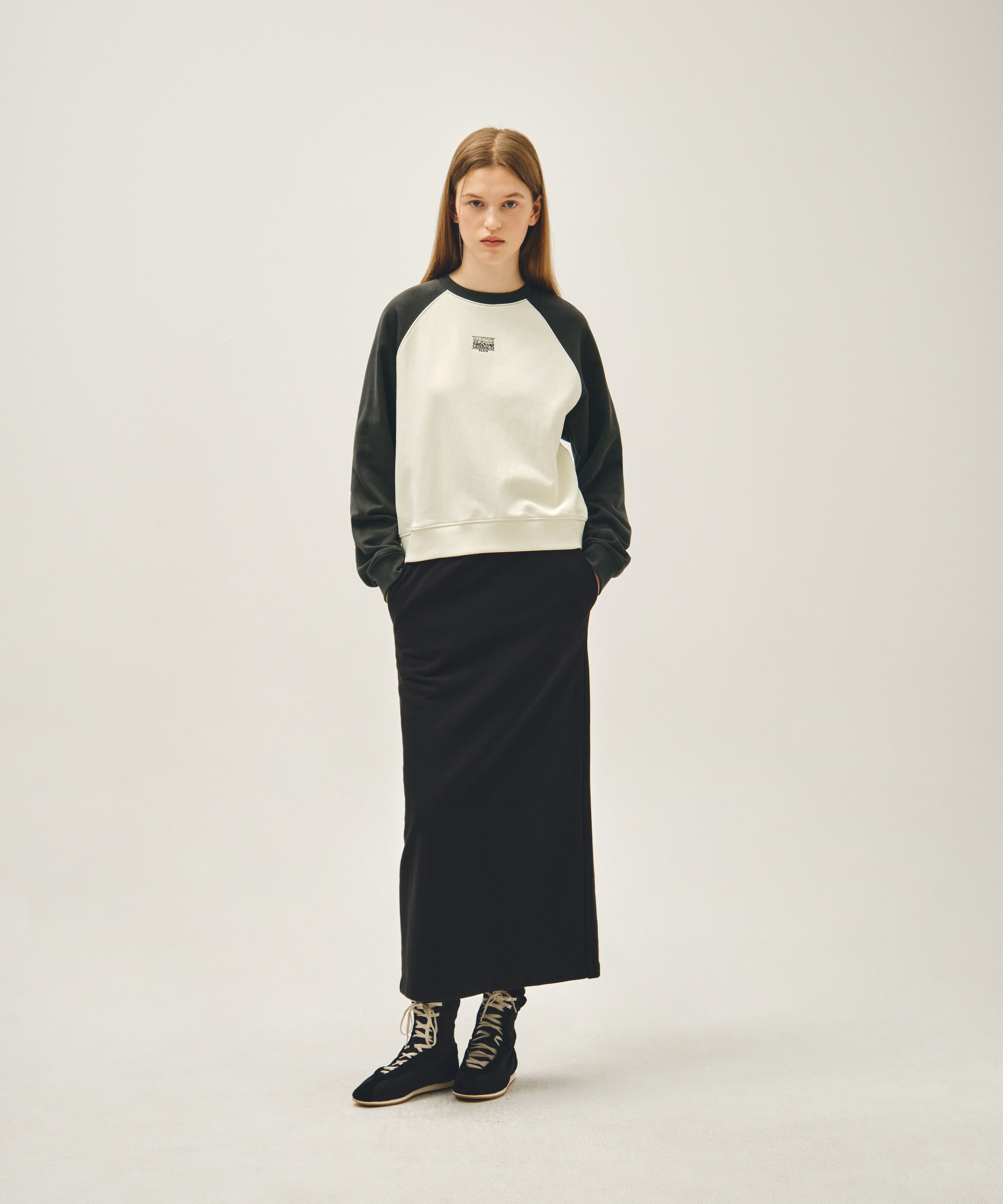 W BLOCK CLASSIC LOGO RAGLAN CROP SWEATSHIRT