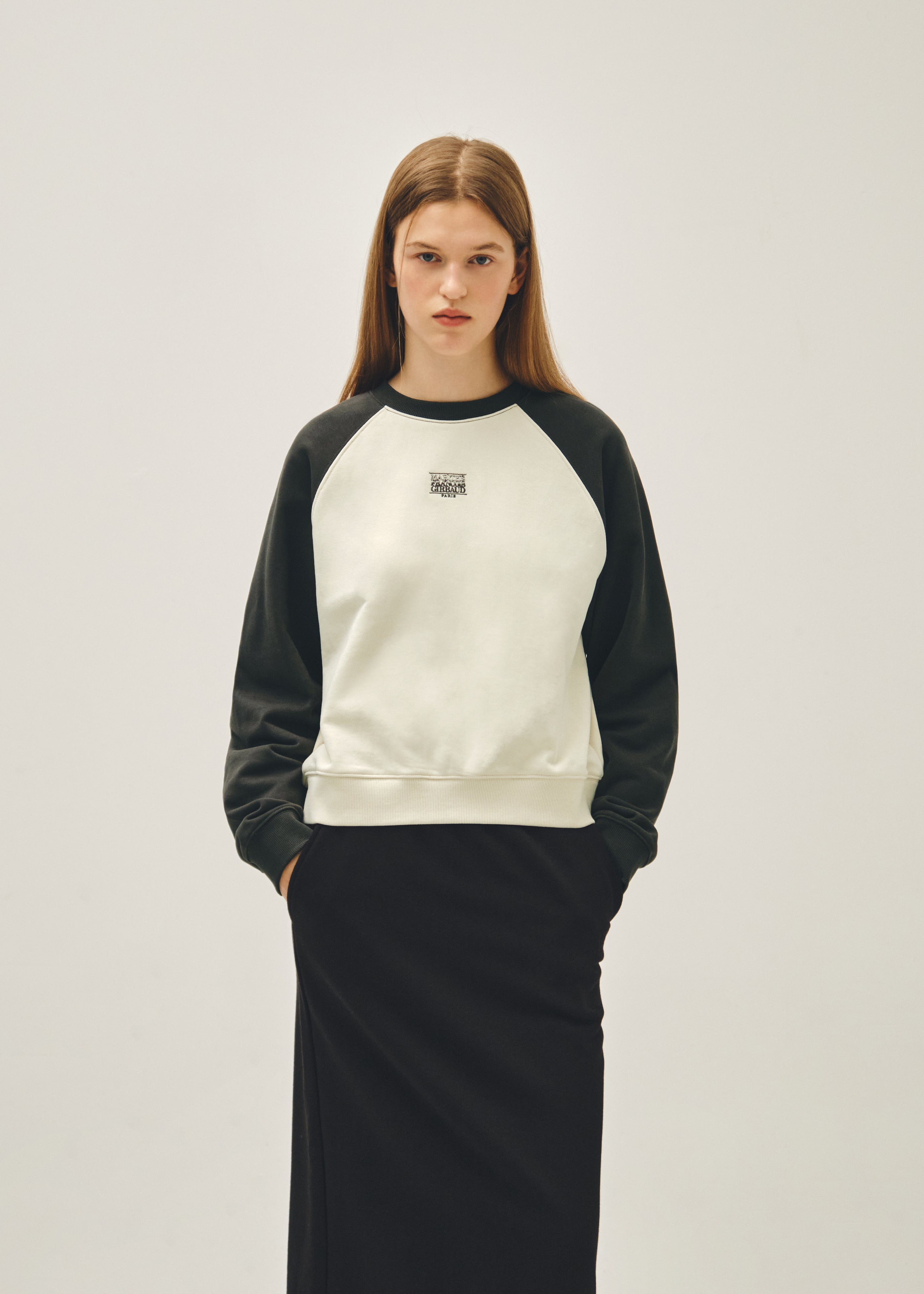W BLOCK CLASSIC LOGO RAGLAN CROP SWEATSHIRT