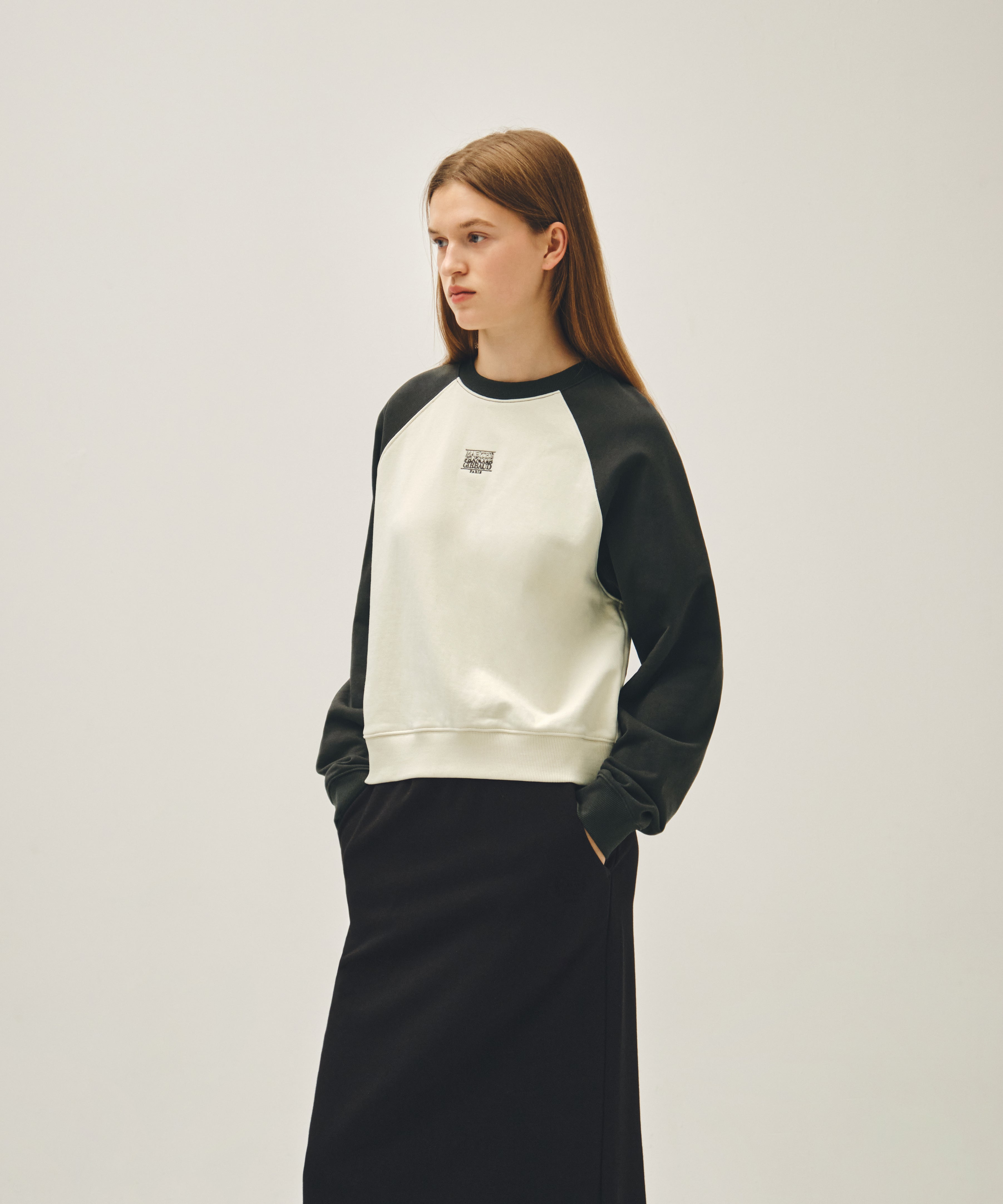 W BLOCK CLASSIC LOGO RAGLAN CROP SWEATSHIRT