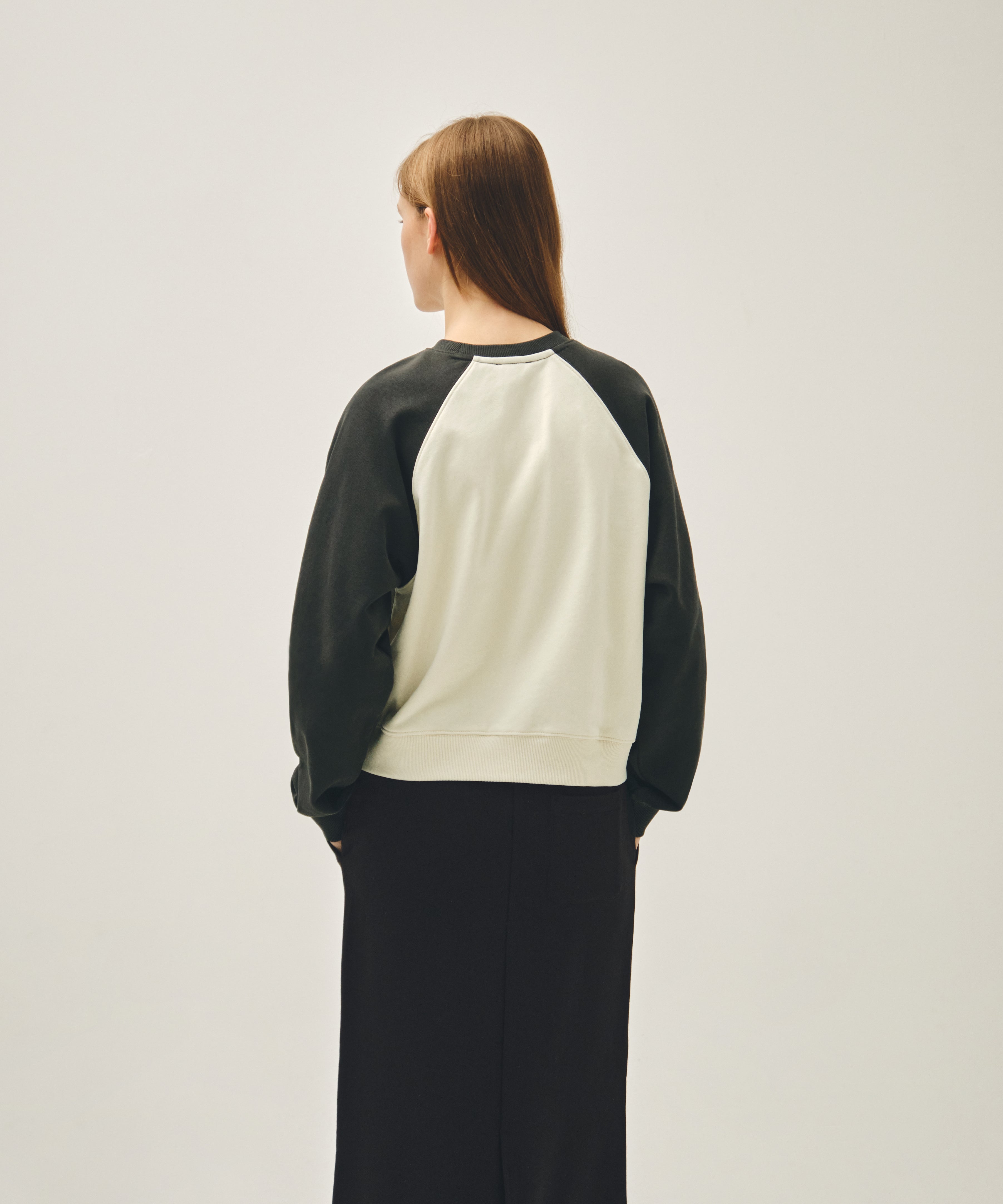 W BLOCK CLASSIC LOGO RAGLAN CROP SWEATSHIRT