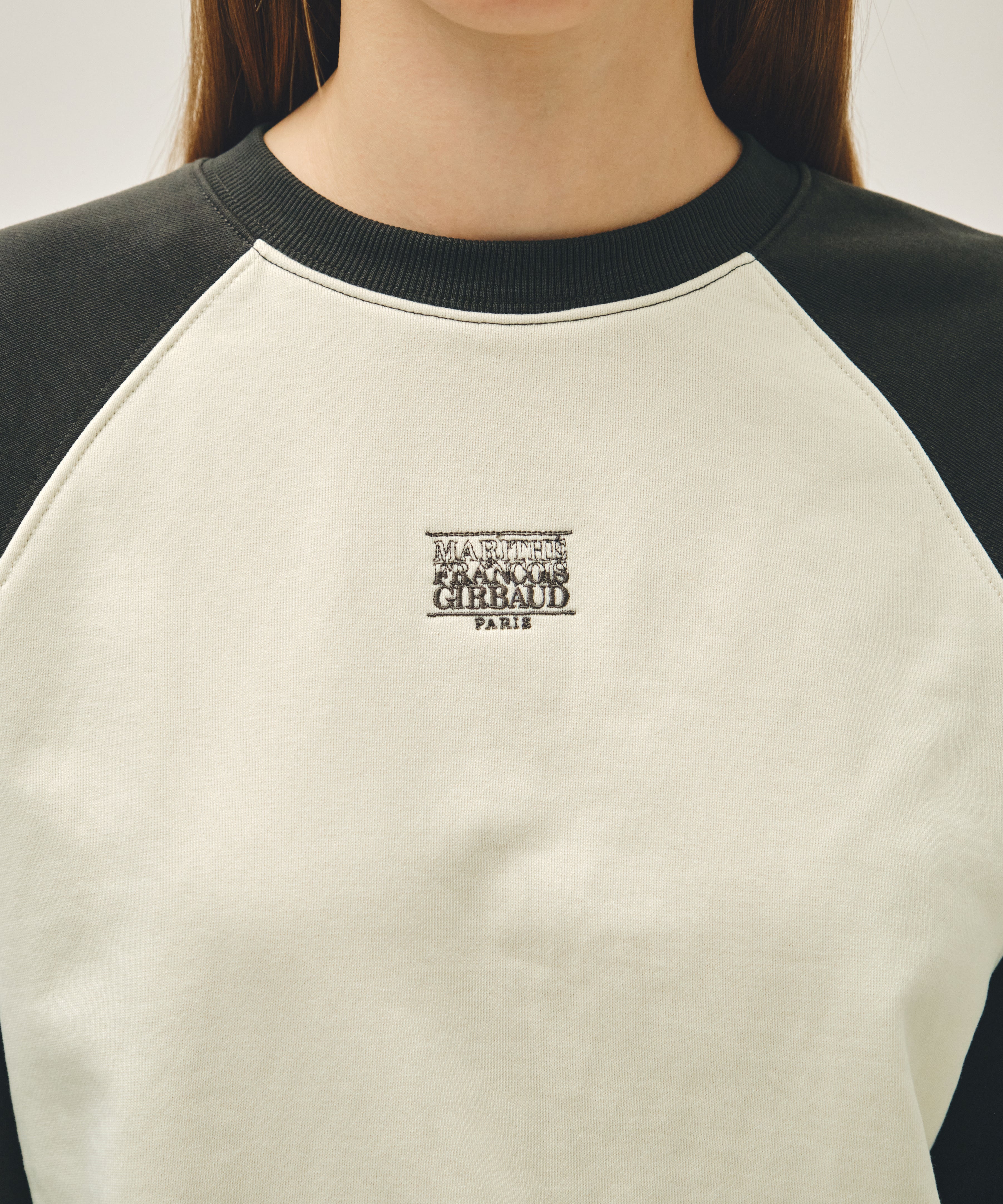W BLOCK CLASSIC LOGO RAGLAN CROP SWEATSHIRT